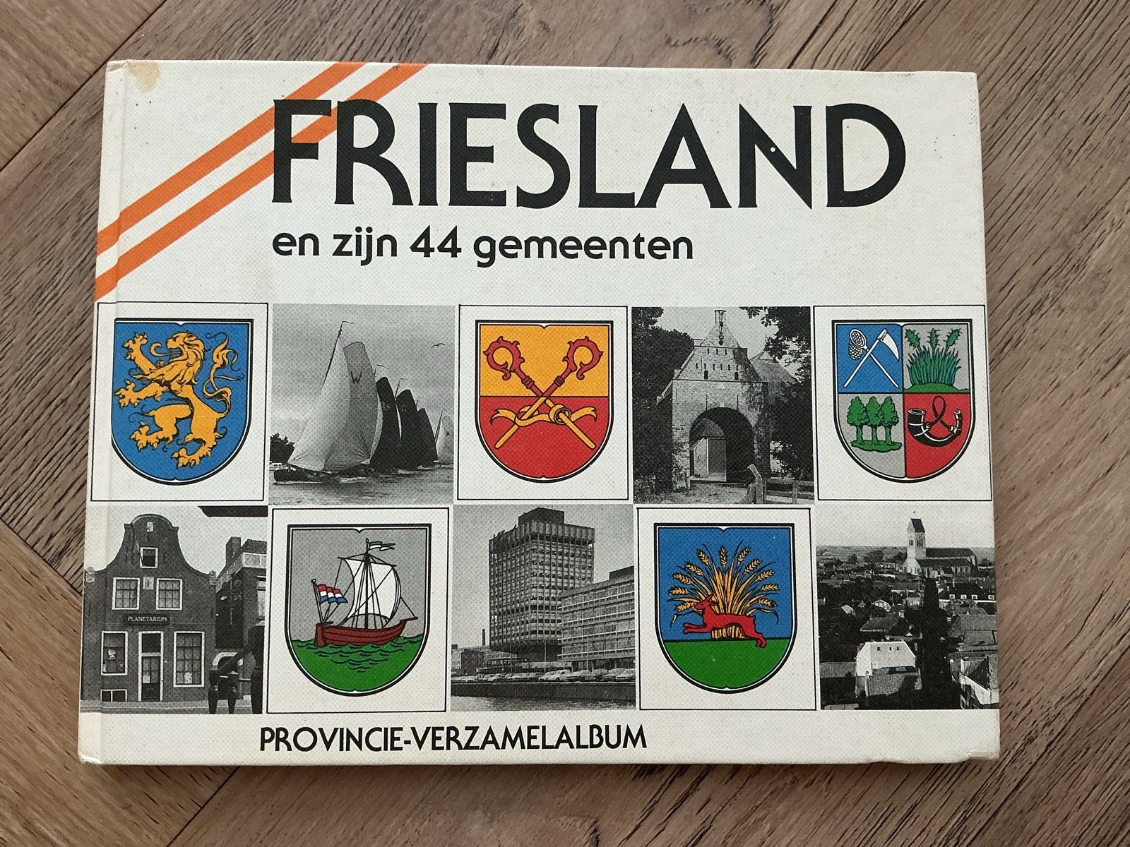 Friesland en zijn 44 gemeenten - Provincie-verzamelalbum, Boeken, Ophalen of Verzenden, 20e eeuw of later, Zo goed als nieuw