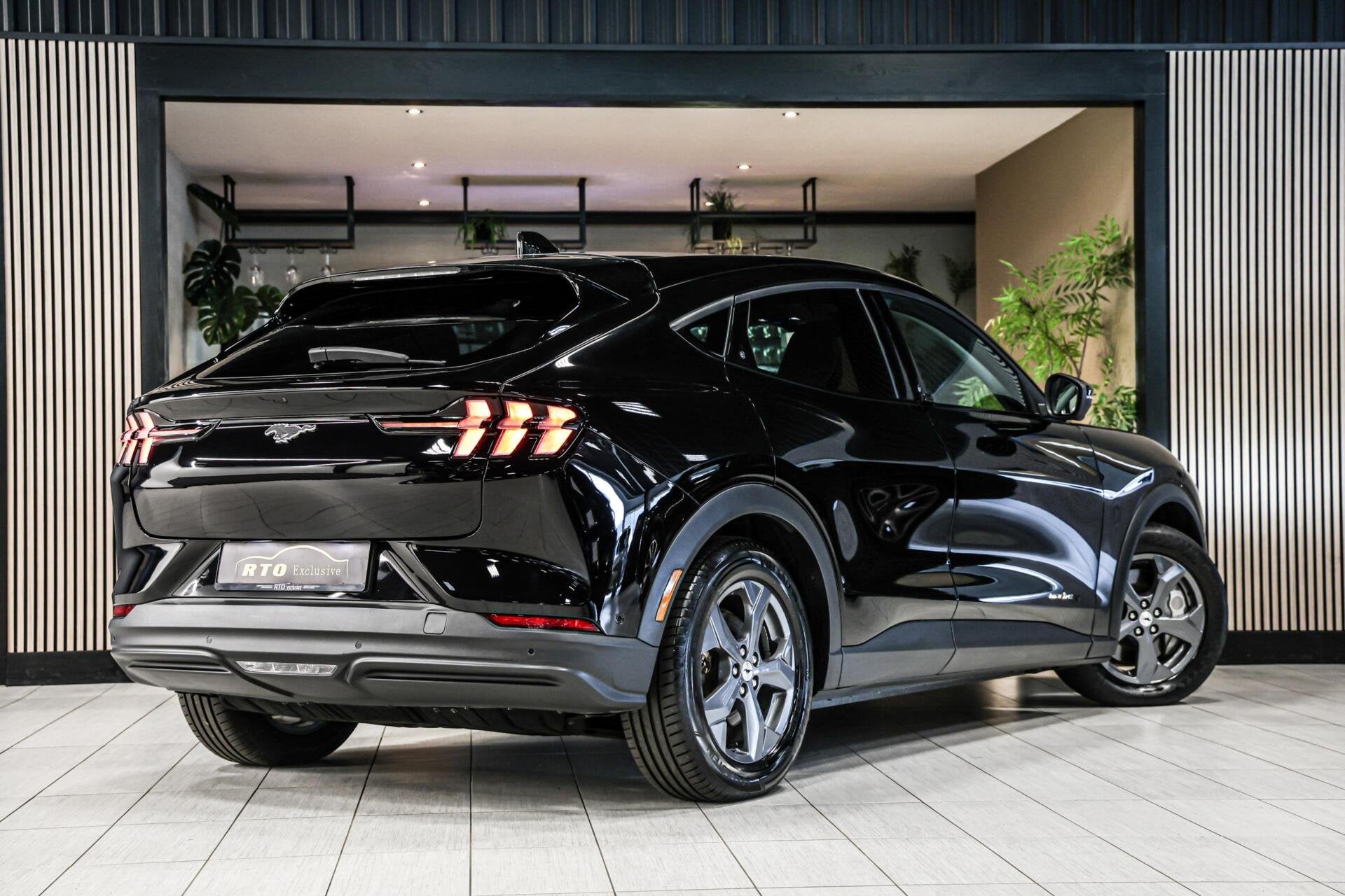 Ford Mustang Mach-E Extended RWD 98 kWh|Leder|Pano|360|B&O, Auto's, Dealer onderhouden, Gebruikt, Met garantie (alle), 610 km