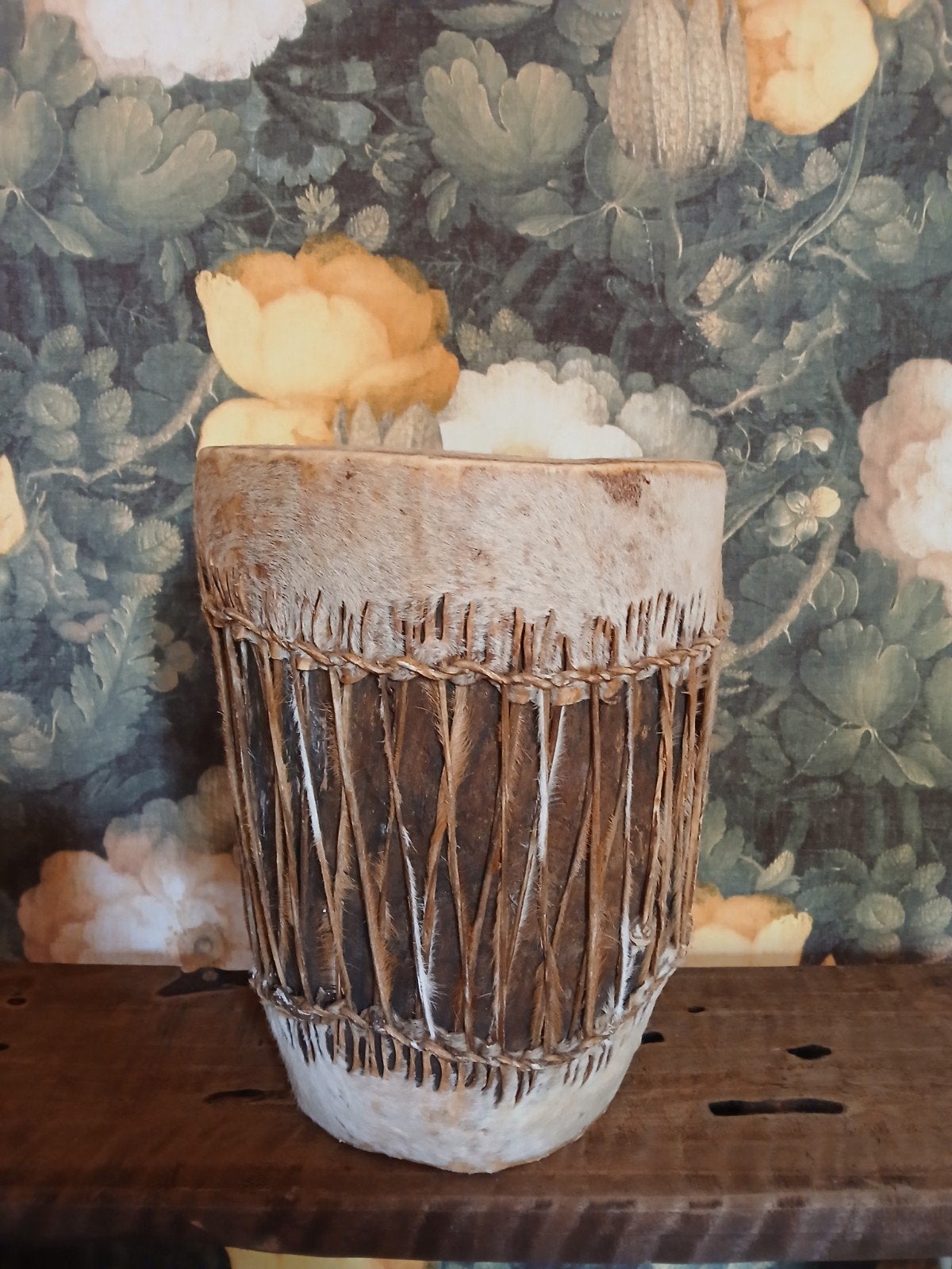 Vintage Afrikaanse Trommel - Handgemaakt met Dierenhuid, Muziek en Instrumenten, Drumstellen en Slagwerk, Ophalen of Verzenden