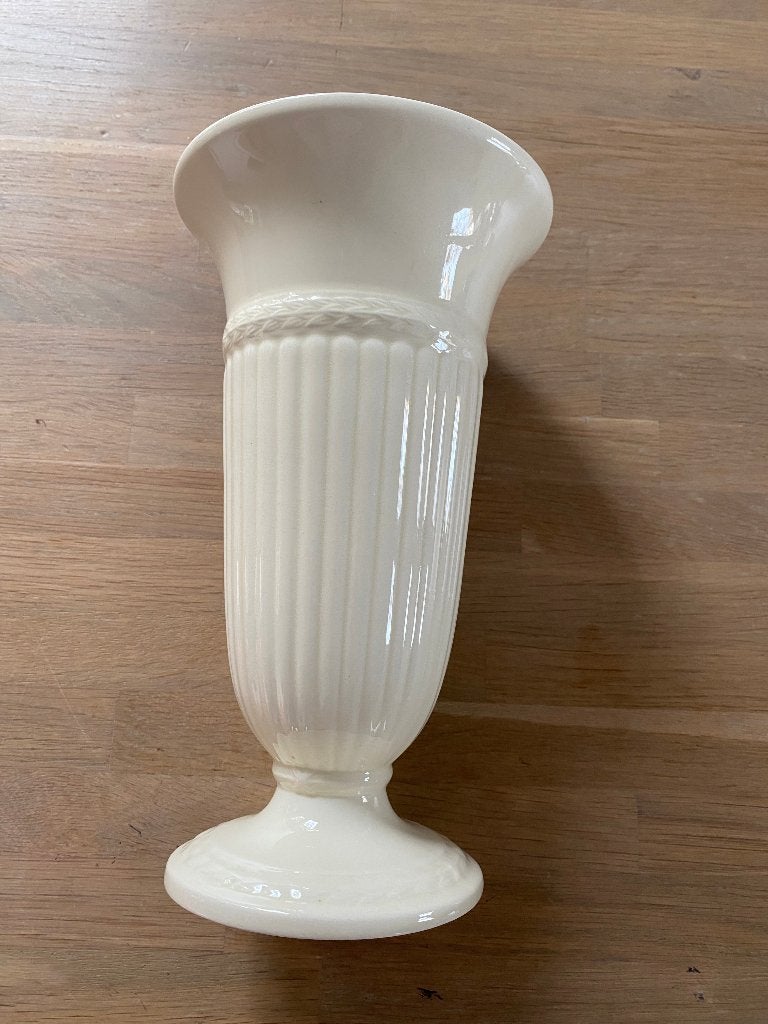 Wedgwood Edme Plain Vaas 22.5 cm hoog NIEUW, Overige kleuren, Aardewerk of Porselein, Nieuw, Ophalen of Verzenden