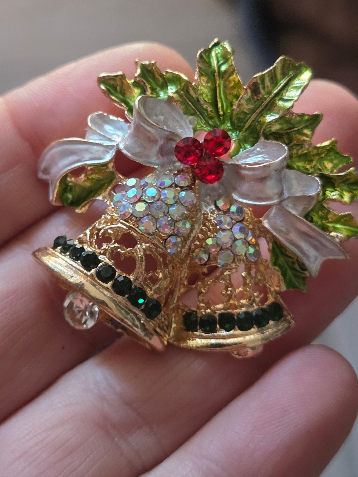 Nieuwe Kerst Broche - Kerstbellen met Strass en Hulst, Overige materialen, 4 tot 7 cm, Nieuw, Ophalen of Verzenden