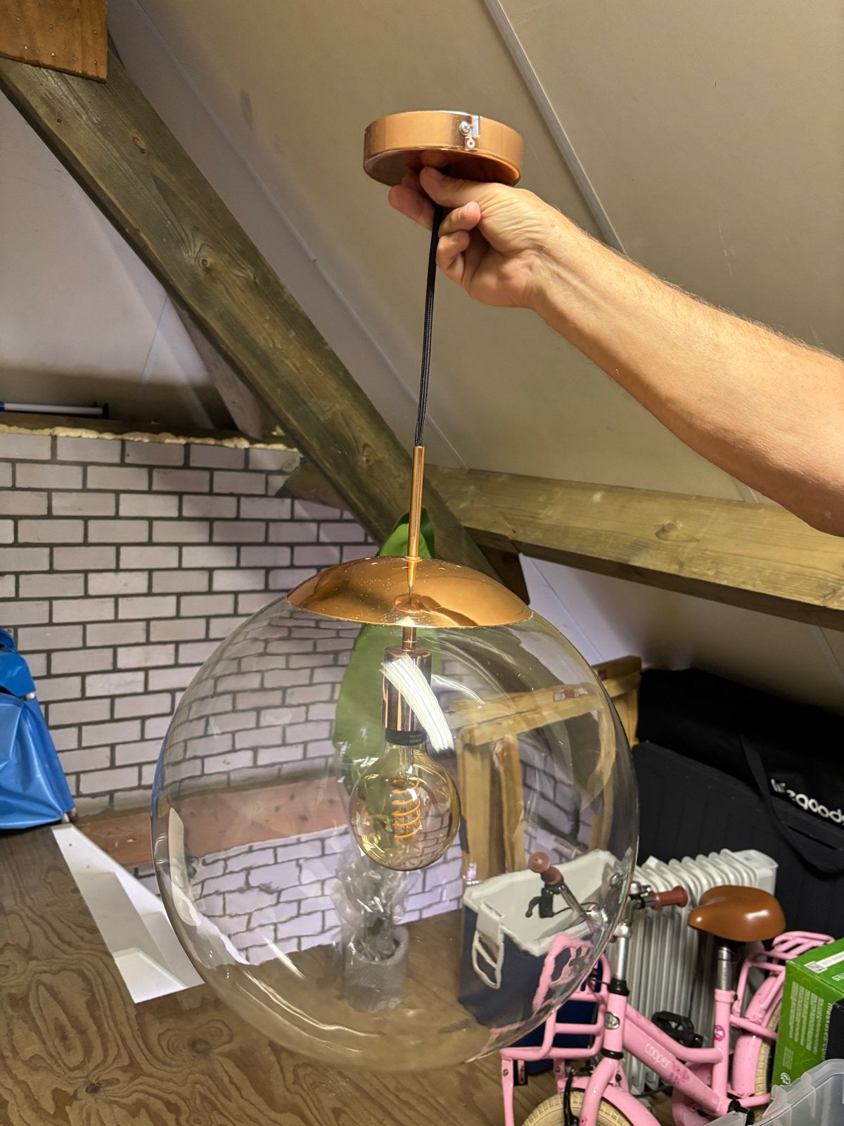Moderne hanglamp met koperen accenten en glazen bol, Ophalen, Zo goed als nieuw, Glas, E27 (groot)