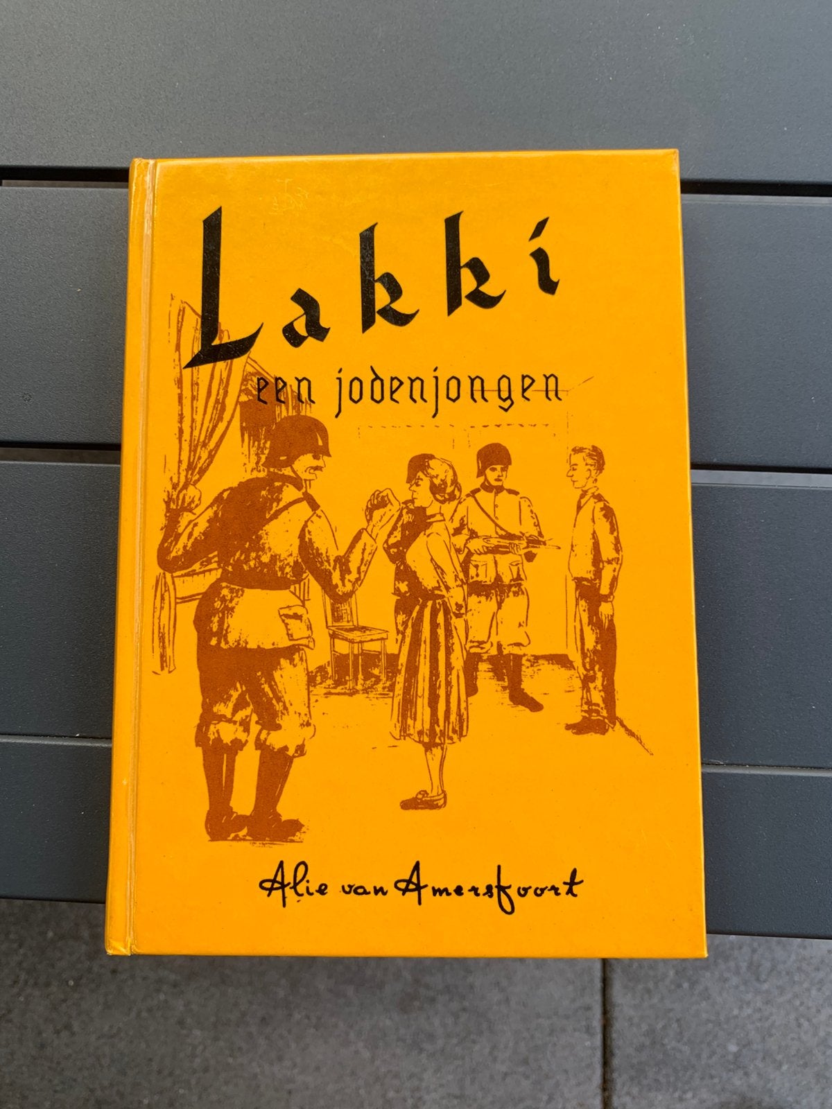 Lakki een jodenjongen, Boeken, Ophalen of Verzenden, Zo goed als nieuw, Fictie