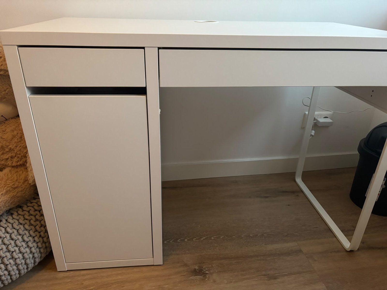 IKEA Bureau met kabelgoot, Ophalen, Gebruikt, Kabelgoot, Schoolbureau