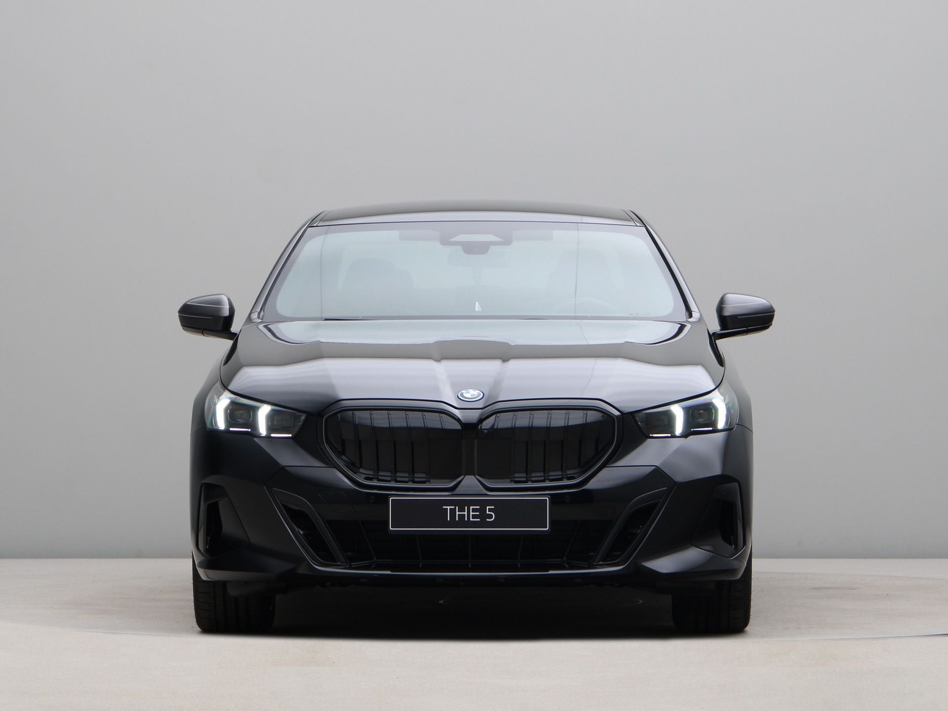 BMW 5 Serie 550e xDrive (bj 2026, automaat), Auto's, Automaat, Zwart, Overige brandstoffen, Zwart