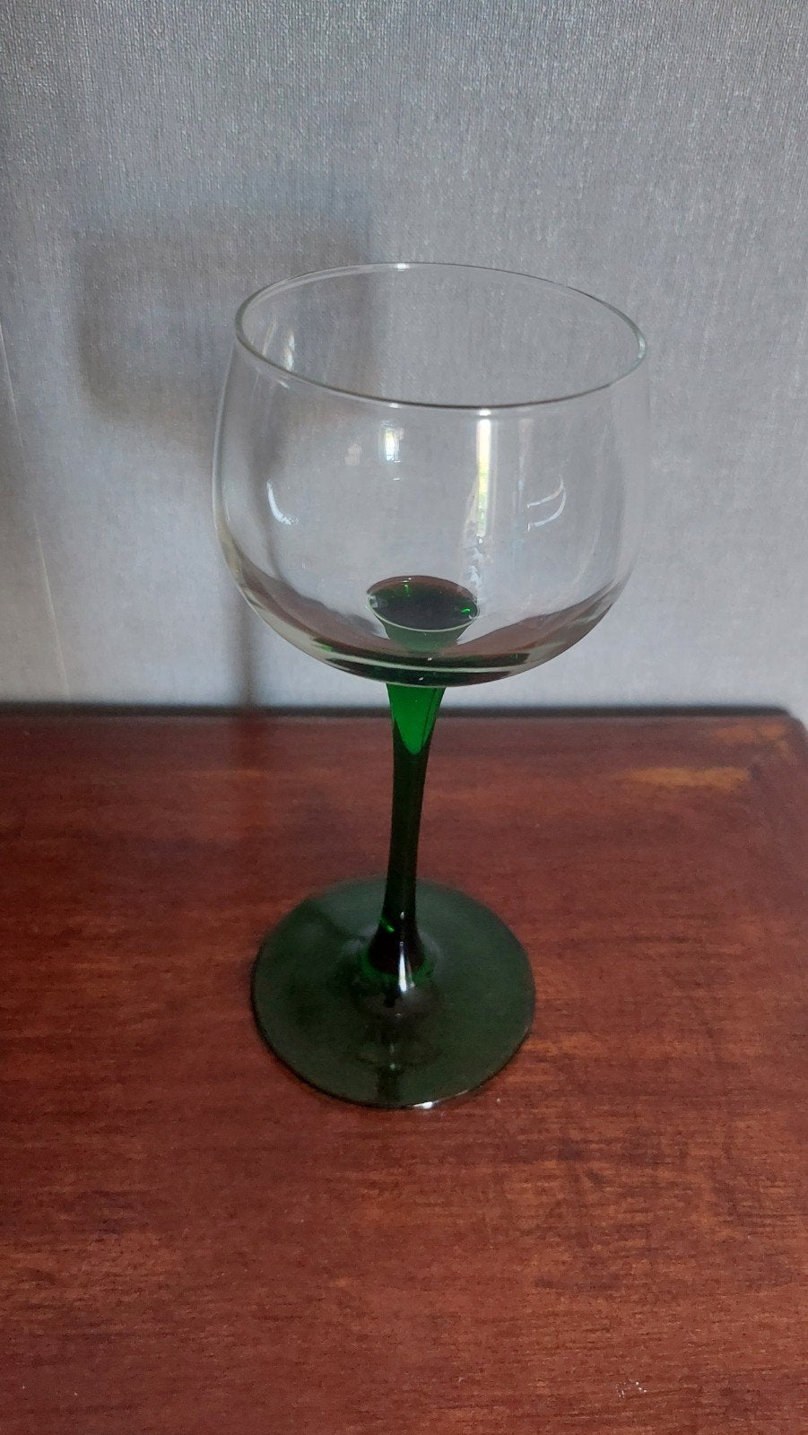 Set van 2 Luminarc wijnglazen met groene steel, Ophalen of Verzenden