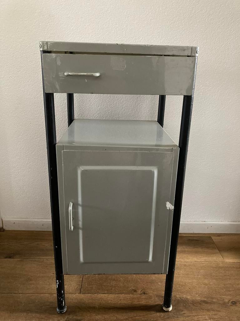 Retro vintage jaren ‘60 ziekenhuis nachtkastje, Huis en Inrichting, Slaapkamer | Nachtkastjes, Ophalen, Gebruikt