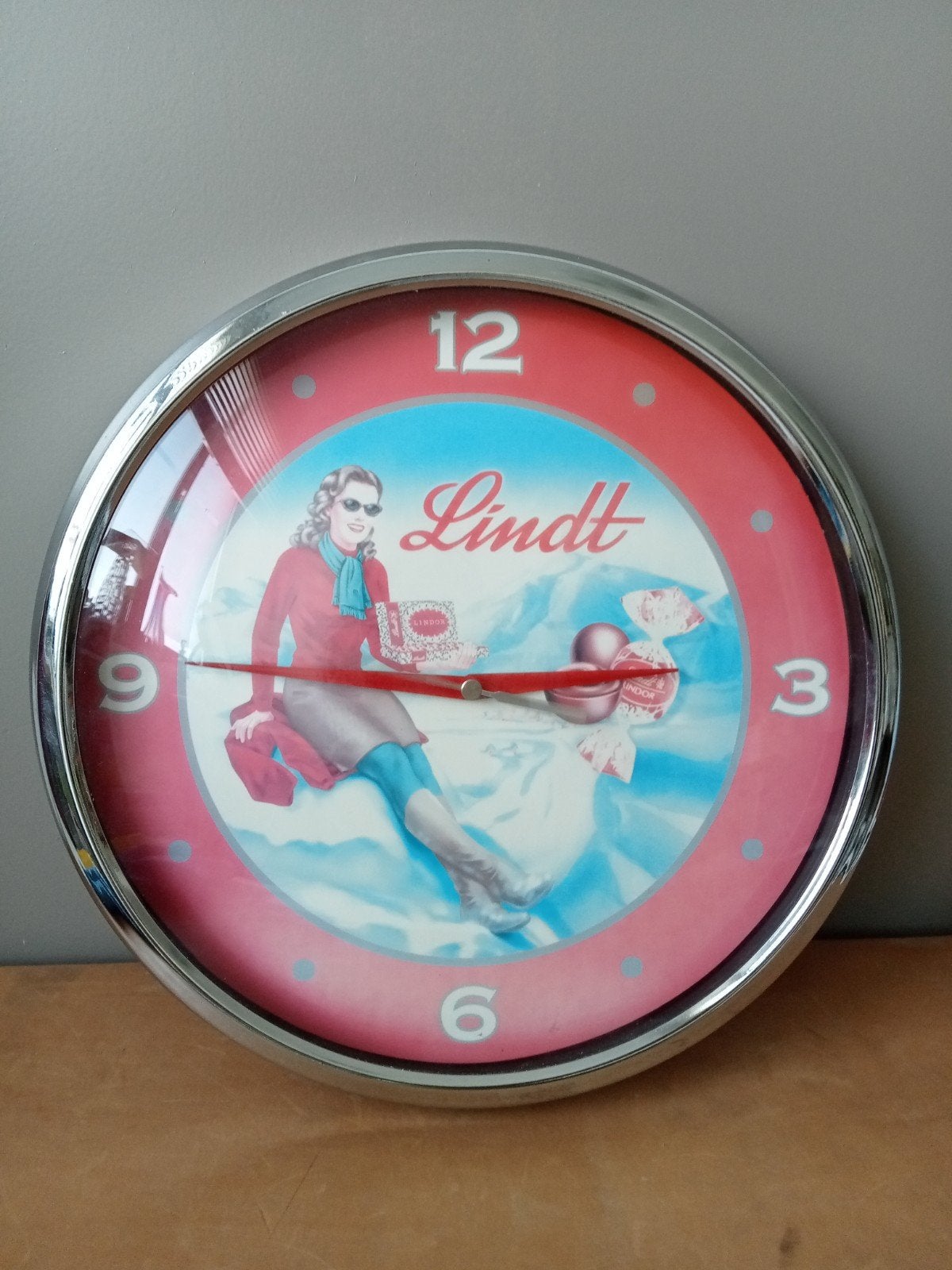 Lindt chocolade klok, Wandklok, Verzenden, Analoog, Werkt op batterijen