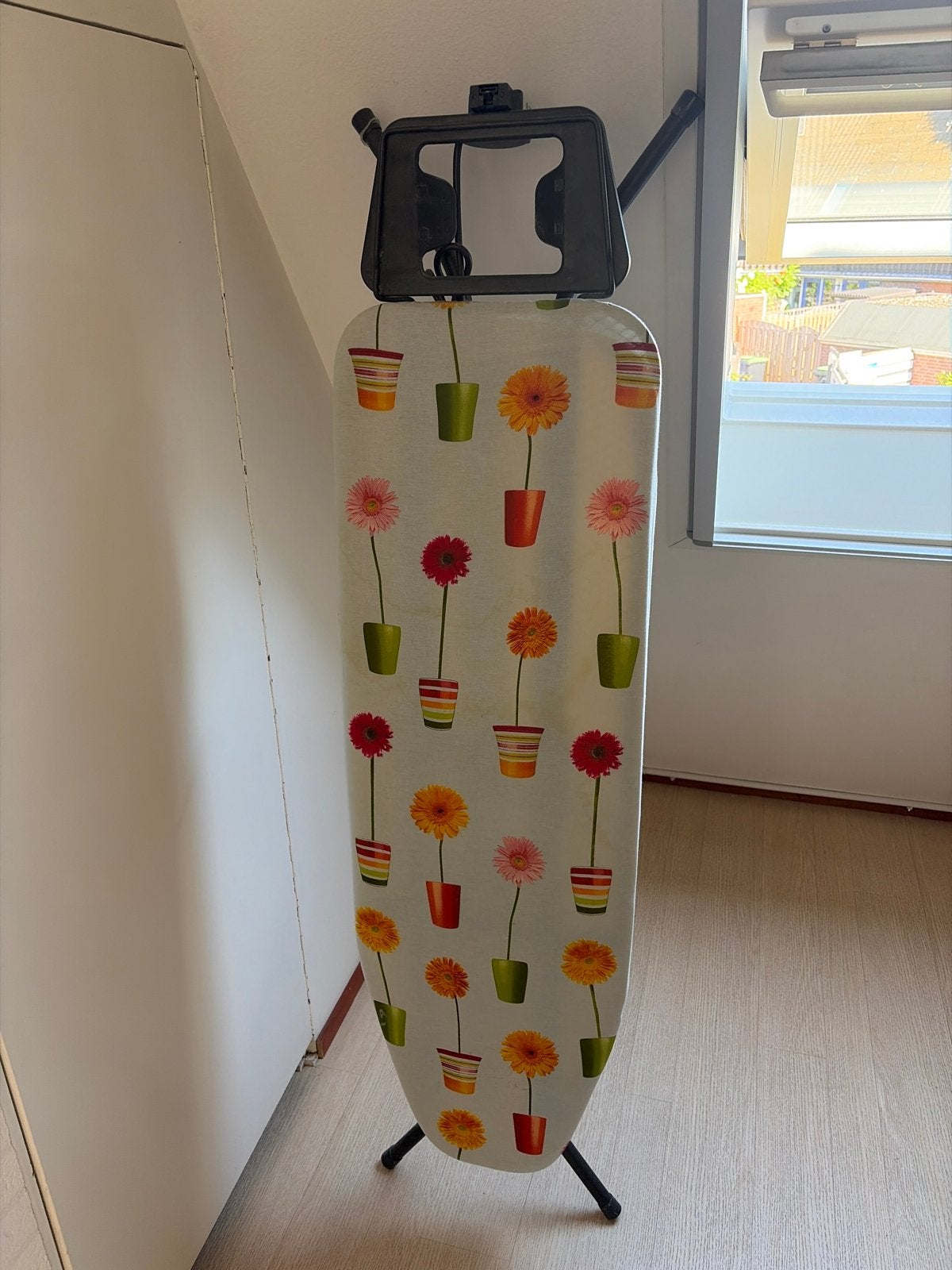 Strijkplank met bloemenprint en strijkijzerhouder, Ophalen, Gebruikt