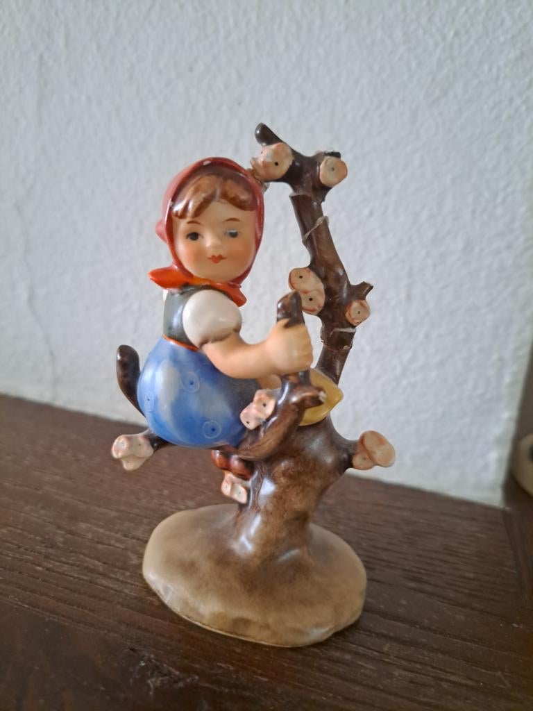 Hummel meisje zittend op tak, Verzamelen, Beelden en Beeldjes, Ophalen, Zo goed als nieuw, Hummel