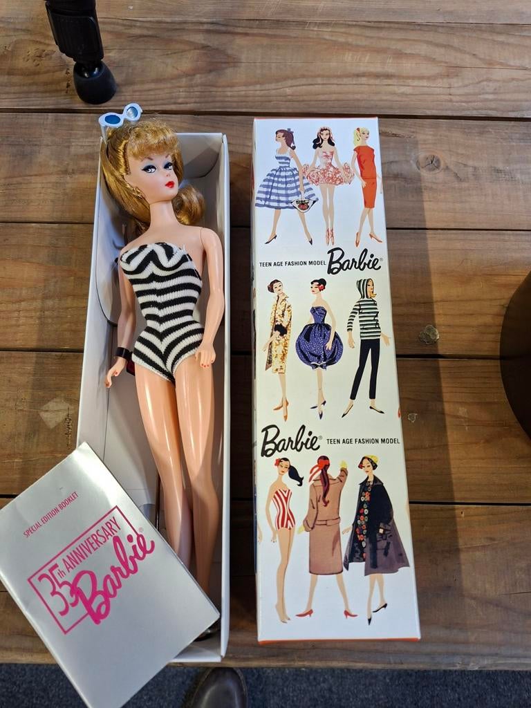 Barbie 35th Anniversary pop met doos en boekje, Verzamelen, Poppen, Zo goed als nieuw, Pop, Ophalen