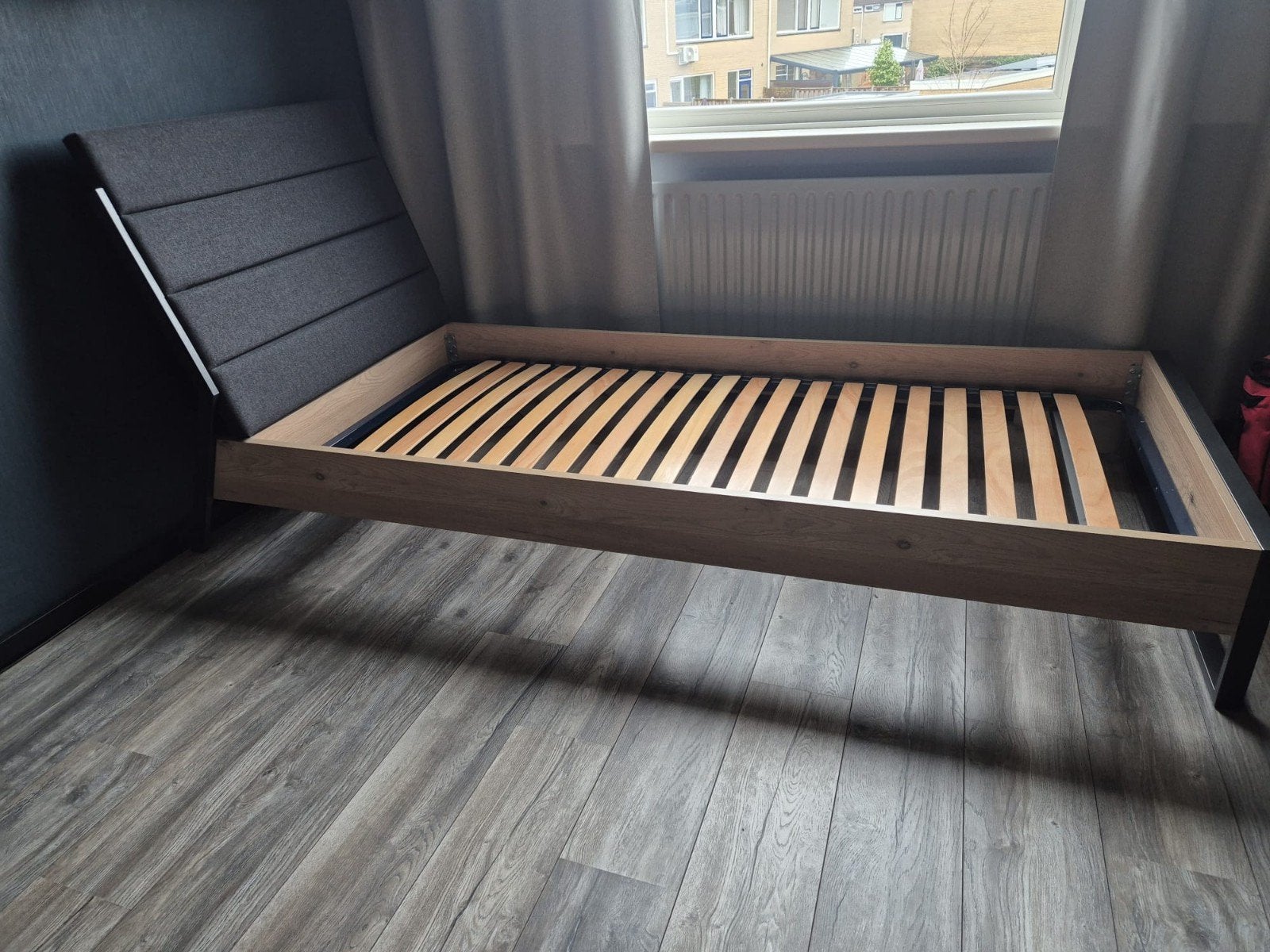 Eenpersoonsbed met lattenbodem en gestoffeerd hoofdeinde, Ophalen, 90 cm, Eenpersoons, Zo goed als nieuw