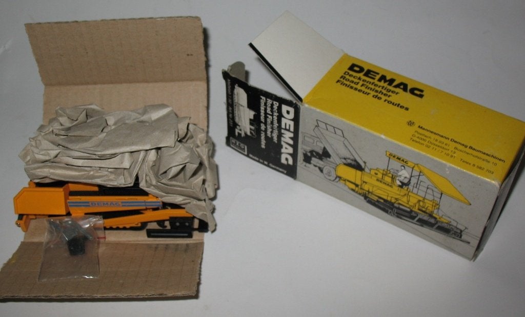 NZG 231 Demag Road Finisher 1/50 ZGAN in doosje, Hobby en Vrije tijd, Modelauto's | 1:50, Ophalen of Verzenden, Nieuw, Hijskraan, Tractor of Landbouw