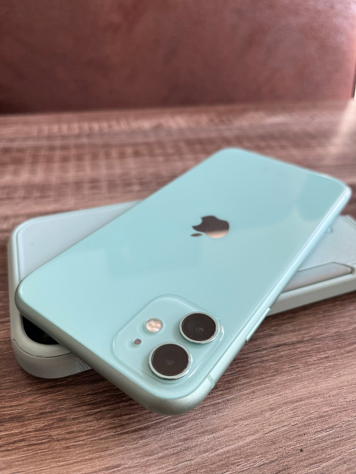 Foto 5 van iPhone 11 (128GB) Groen met OtterBox hoesje