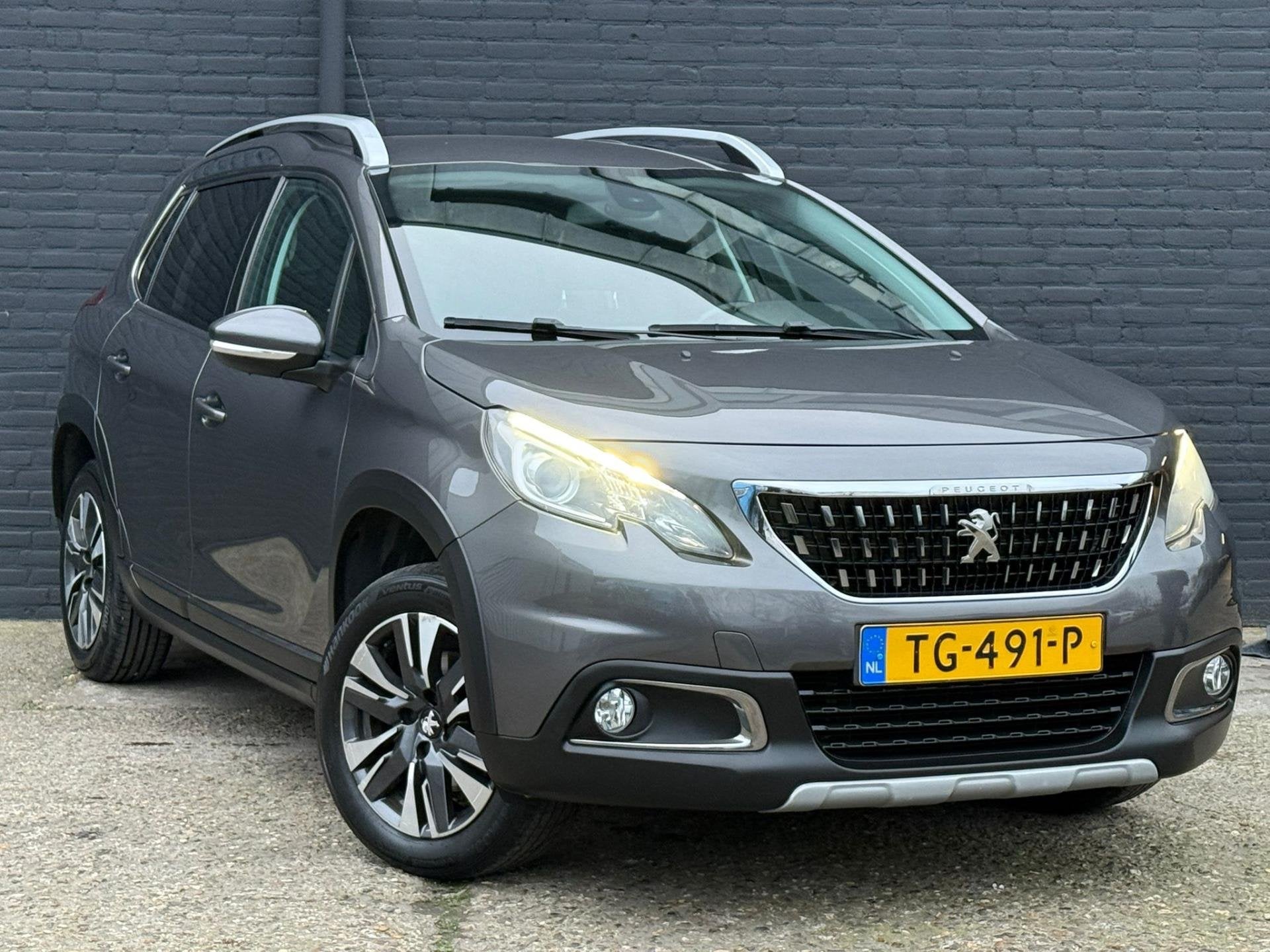 Peugeot 2008 1.2 PureTech Allure NAVI|CAMERA|PDC|CRUISE|TREK, Auto's, Voorwielaandrijving, Dealer onderhouden, Euro 6, Leder en Stof