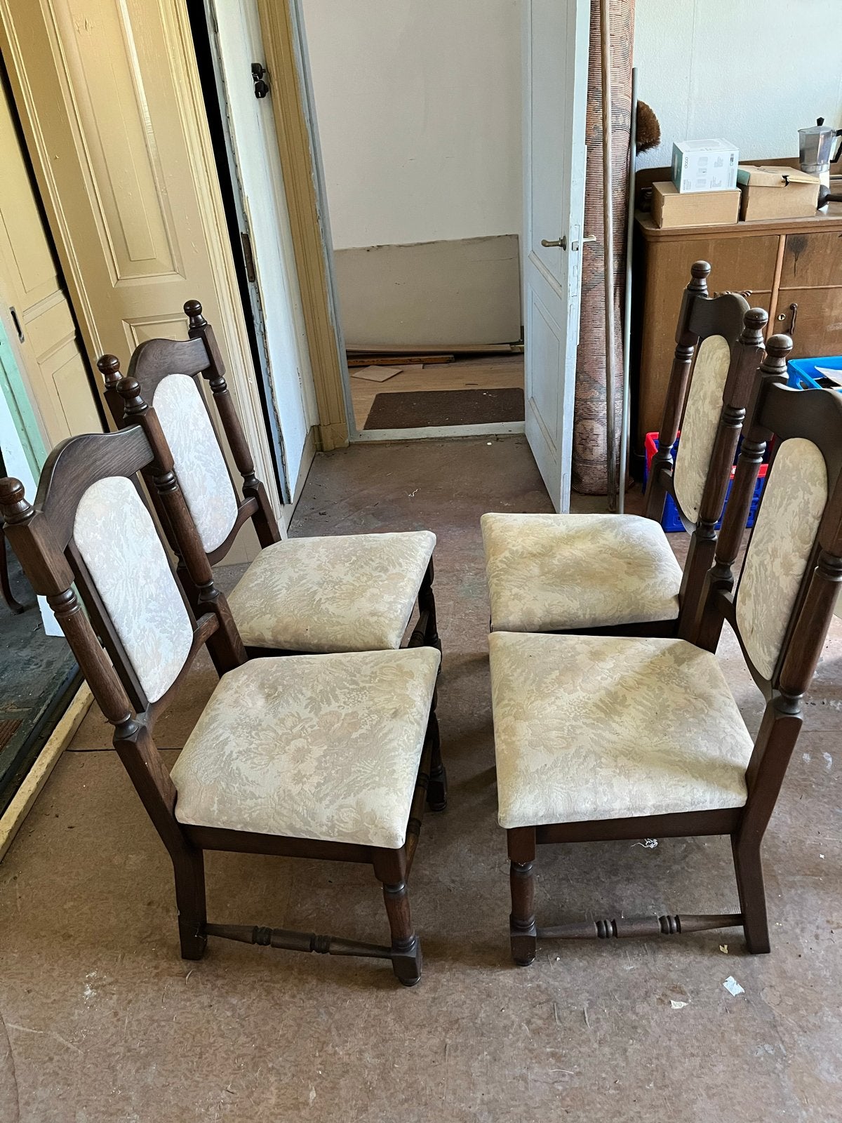 (Stoelen van oma) 4 houten stoelen gestoffeerde zitting, Antiek en Kunst, Ophalen