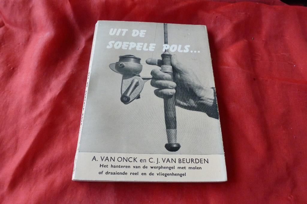 Uit de soepele pols - A.van Onck en C.J.van Beurden - 1958, Gelezen, Ophalen of Verzenden, Overige onderwerpen, A. van Onck