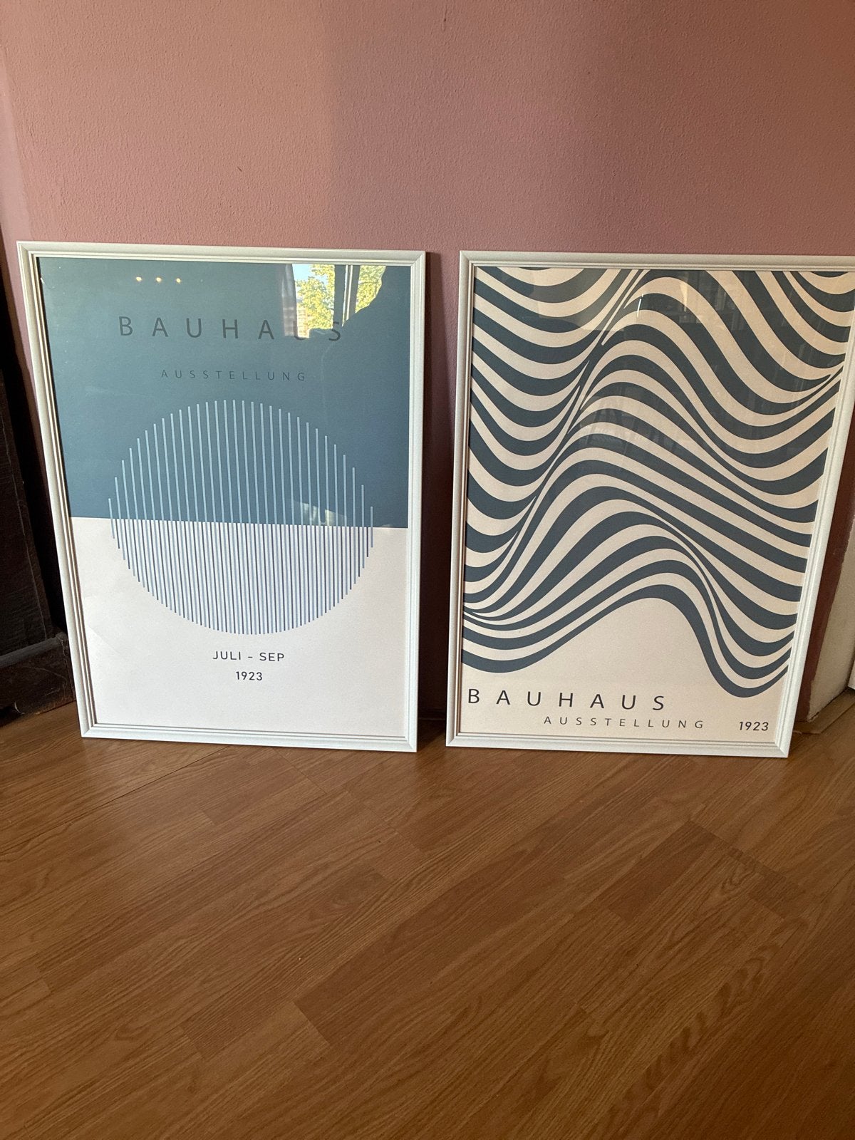 2 Bauhaus plakkaten in lijst 72x53cm, Ophalen, 50 – 75, Gebruikt, Foto of Poster