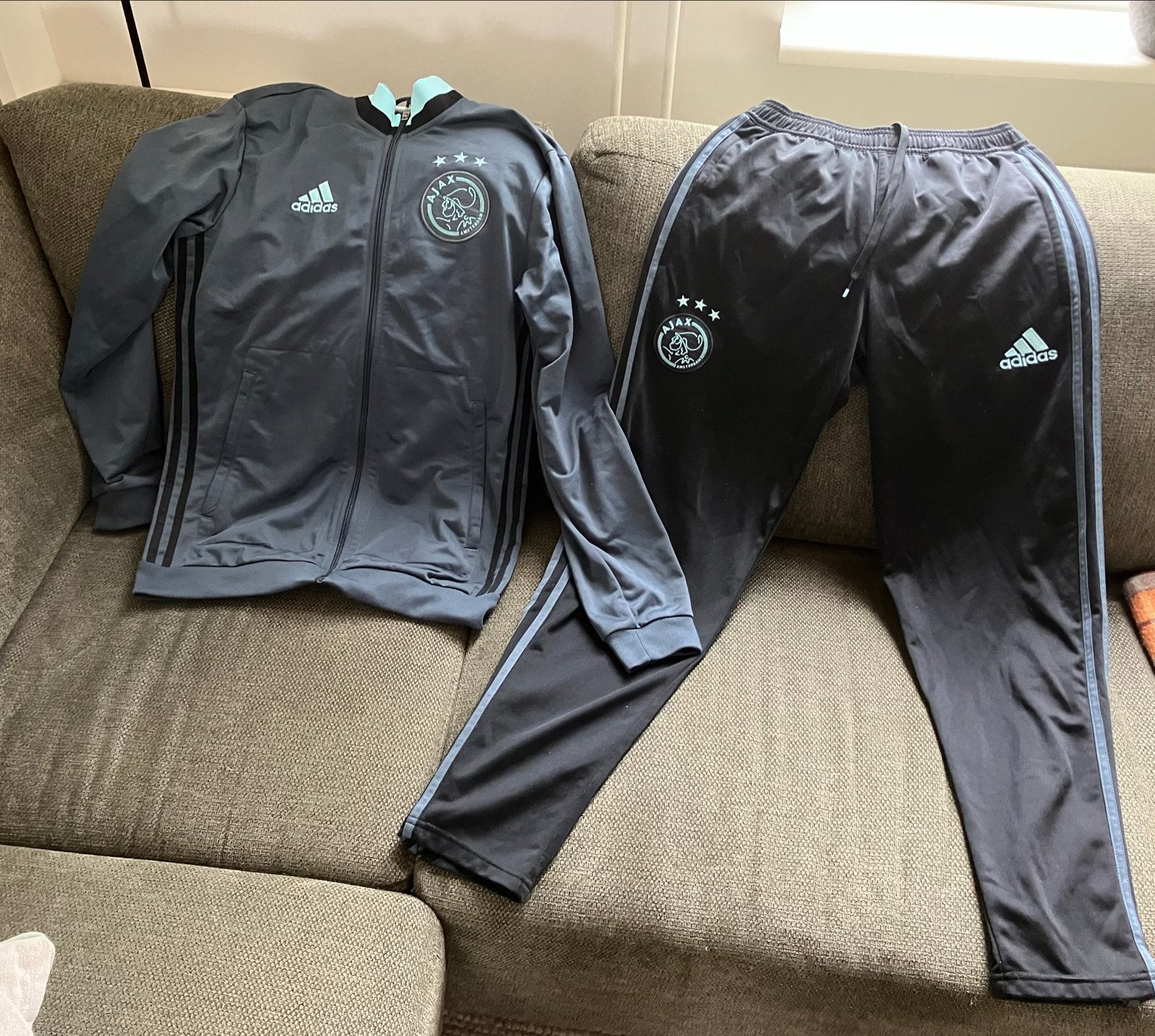Adidas Ajax trainingspak - Maat S, Kleding | Heren, Ophalen of Verzenden, Voetbal, Grijs, Gedragen