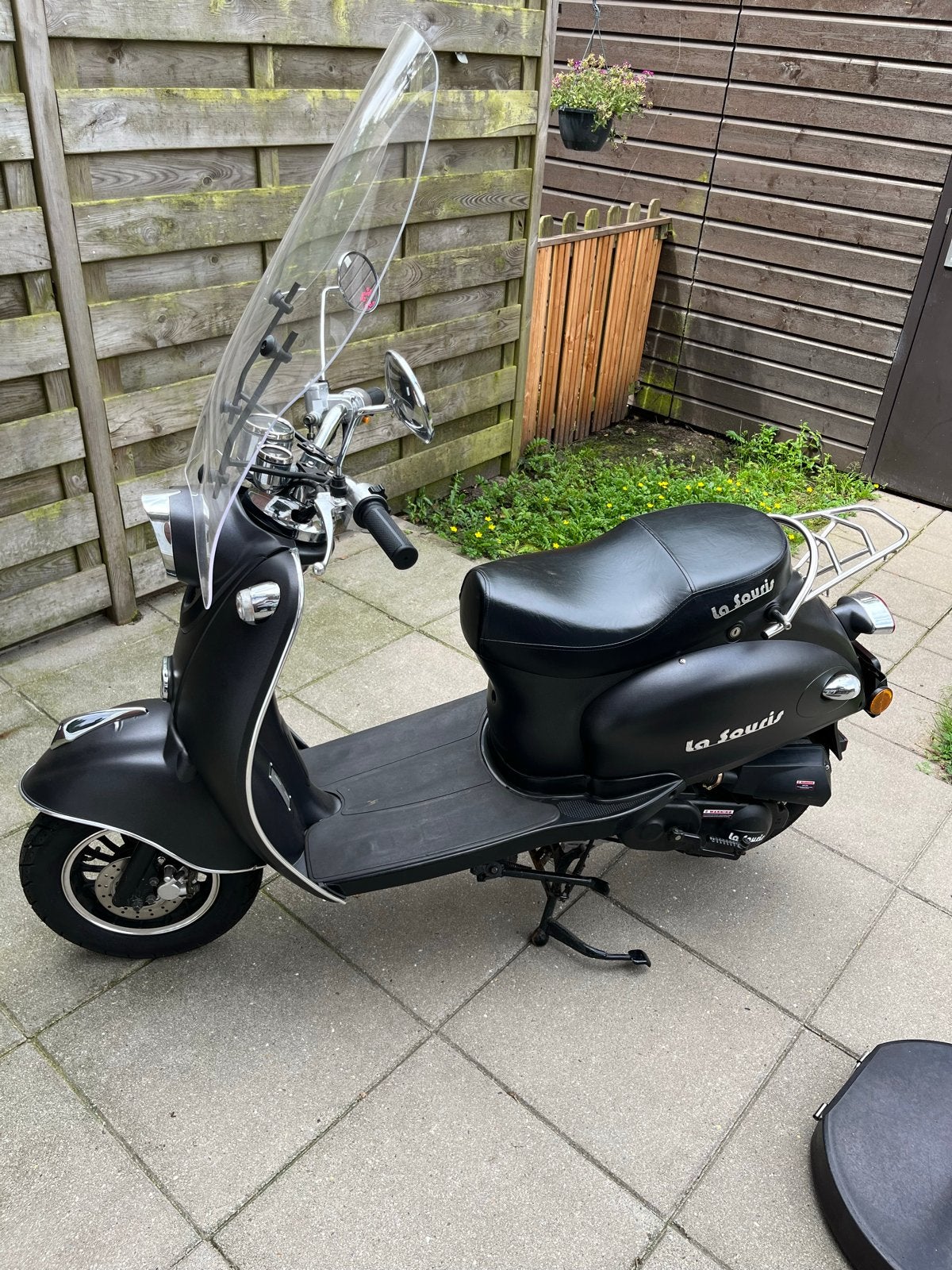 La Souris Scooter Mat Zwart met Windscherm en 2 Helmen, Ophalen, Zo goed als nieuw, Overige typen, Overige merken