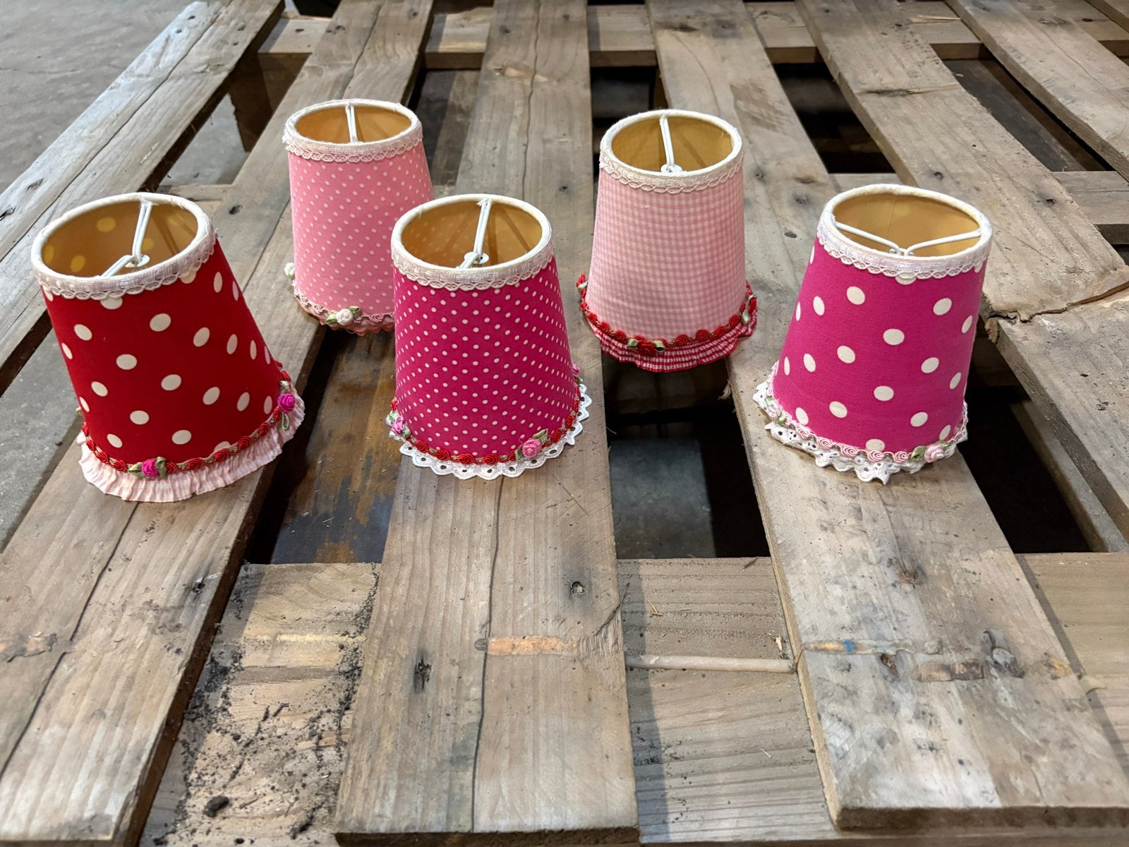 Set van 5 vrolijke lampenkappen, roze/rood met stippen, Gebruikt, Rond, Ophalen of Verzenden, Textiel