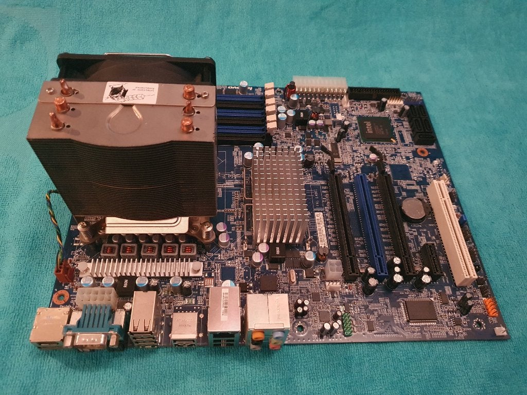 IBM LENOVO moederbord FRU64Y7517 910 incl.CPU & pas.Koeler, Computers en Software, Moederborden, Gebruikt, LGA 1366, DDR3, Ophalen of Verzenden