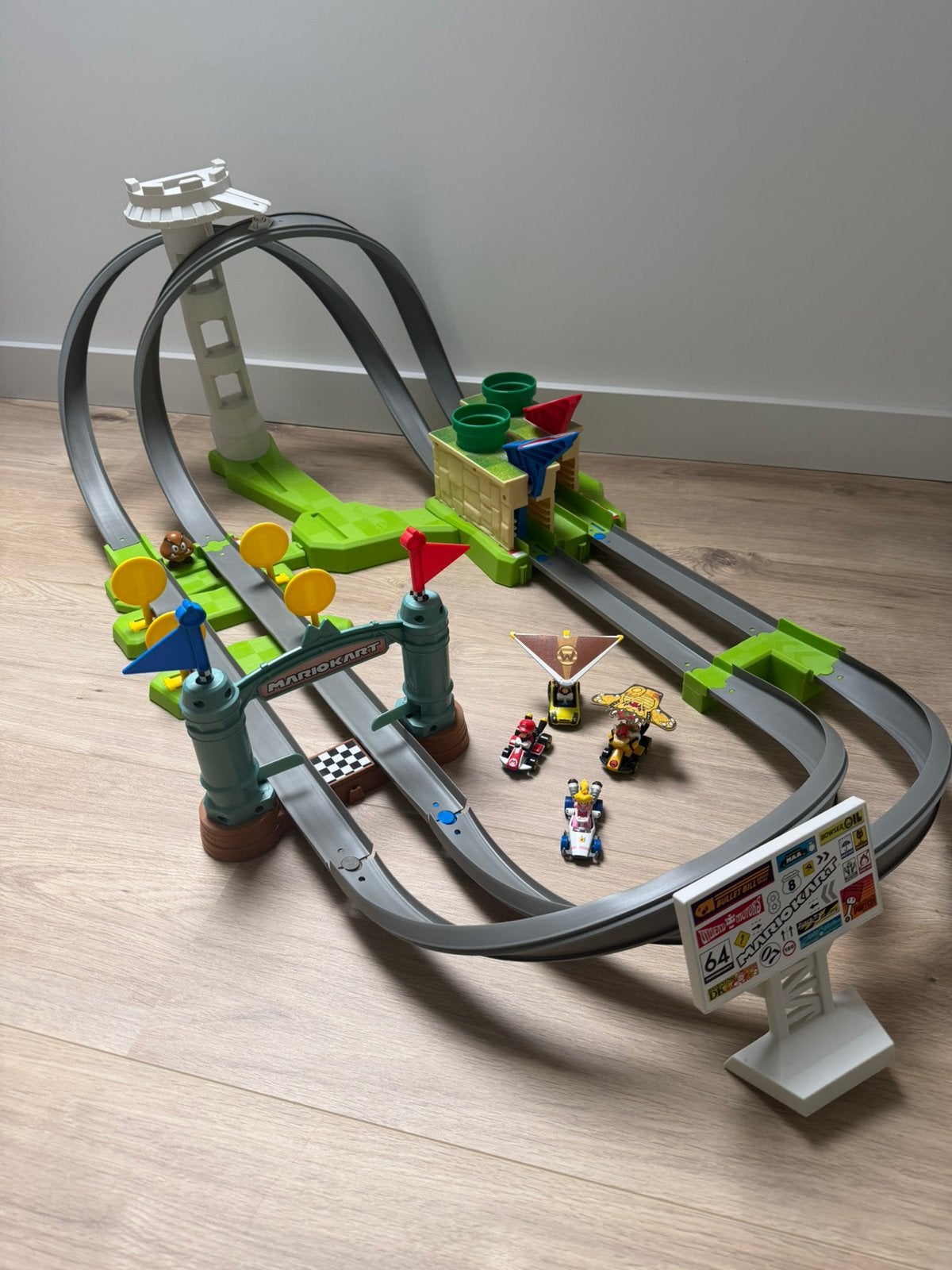 Hot Wheels, Super Mario baan incl auto’s en diverse overig, Ophalen of Verzenden, Hot Wheels, Handmatig, Met looping