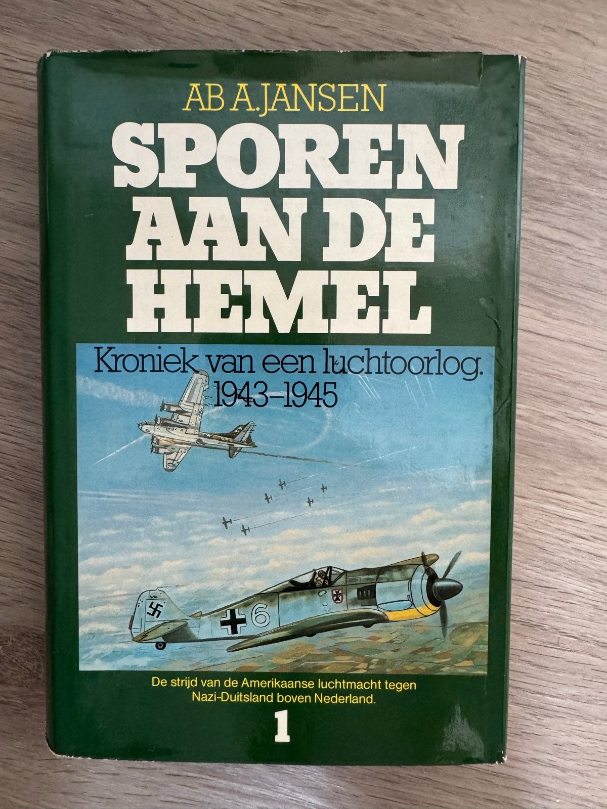 Sporen aan de Hemel - Kroniek van een luchtoorlog 1943-1945, Boeken, Ophalen, Tweede Wereldoorlog, Zo goed als nieuw, Luchtmacht
