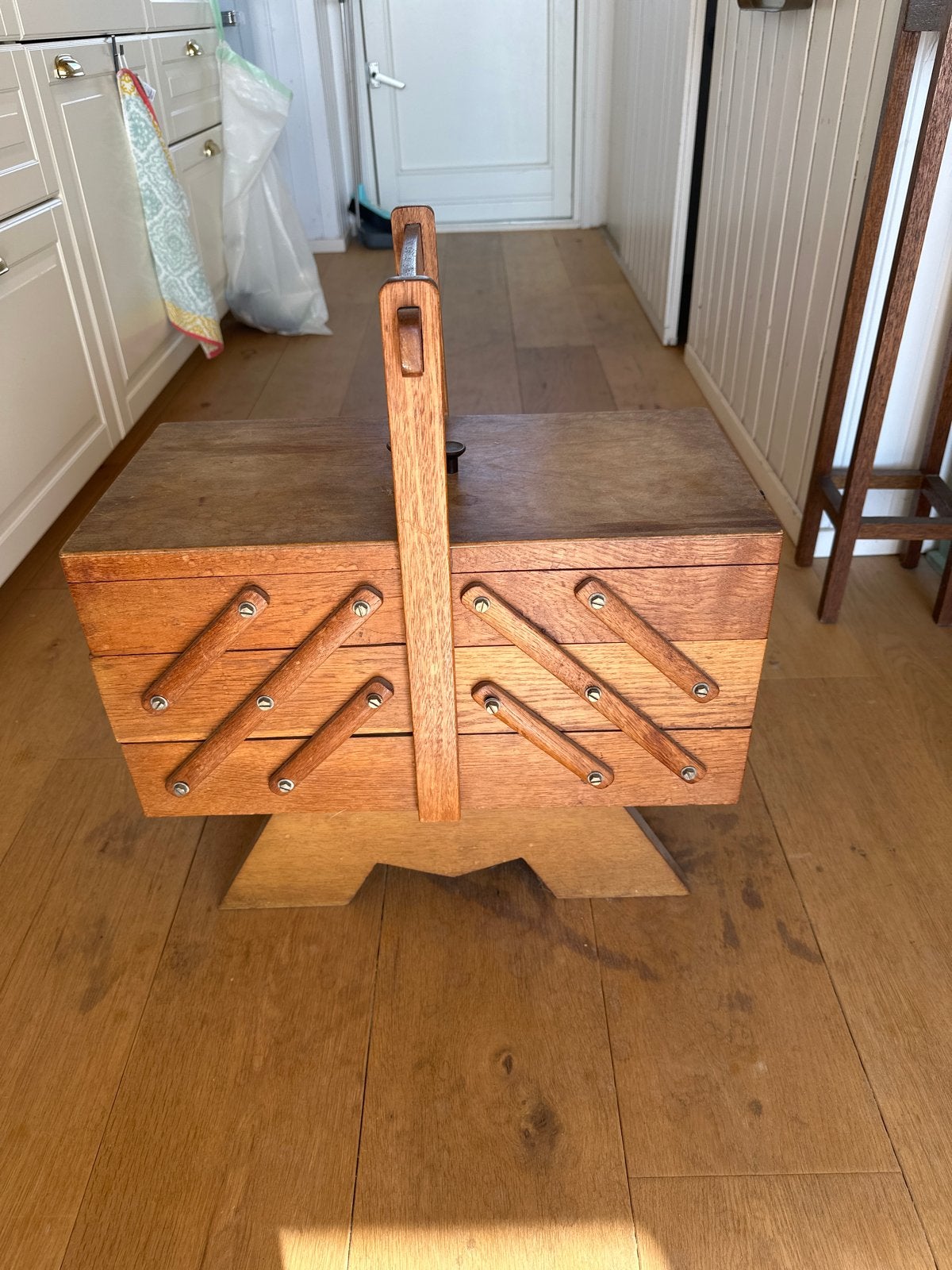 Vintage houten naaidoos met uitschuifbare vakken, Ophalen of Verzenden, Gebruikt, Overige typen
