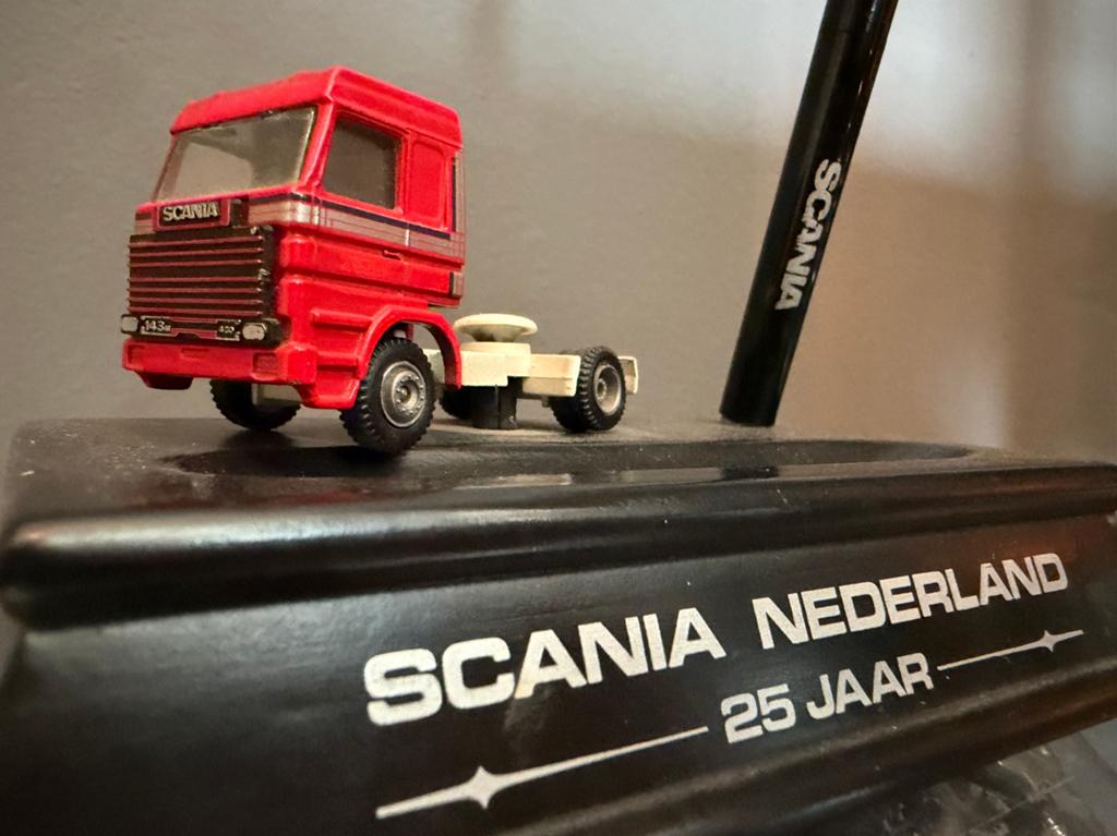 Pennenbak scania nl 25, Hobby en Vrije tijd, Modelauto's | 1:43, Verzenden, Zo goed als nieuw, Bus of Vrachtwagen, Overige merken