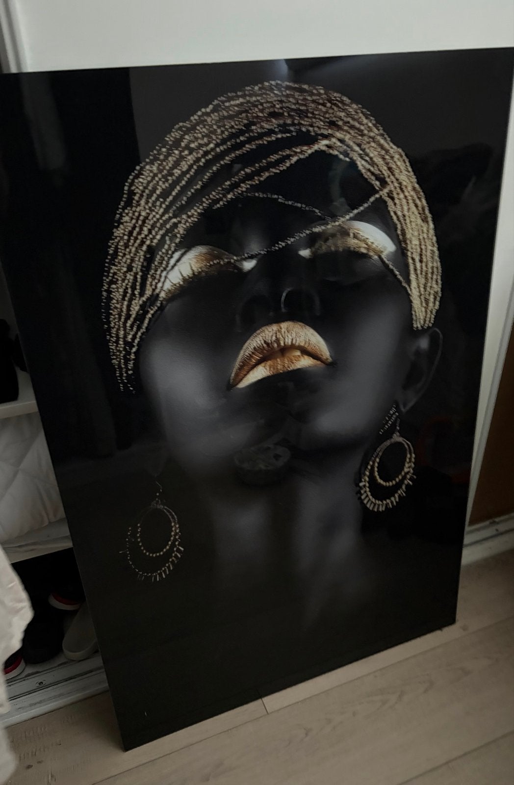 Plexiglas schilderij van een vrouw met gouden accenten, Ophalen of Verzenden, Kunststof, Ophangklaar, Portret