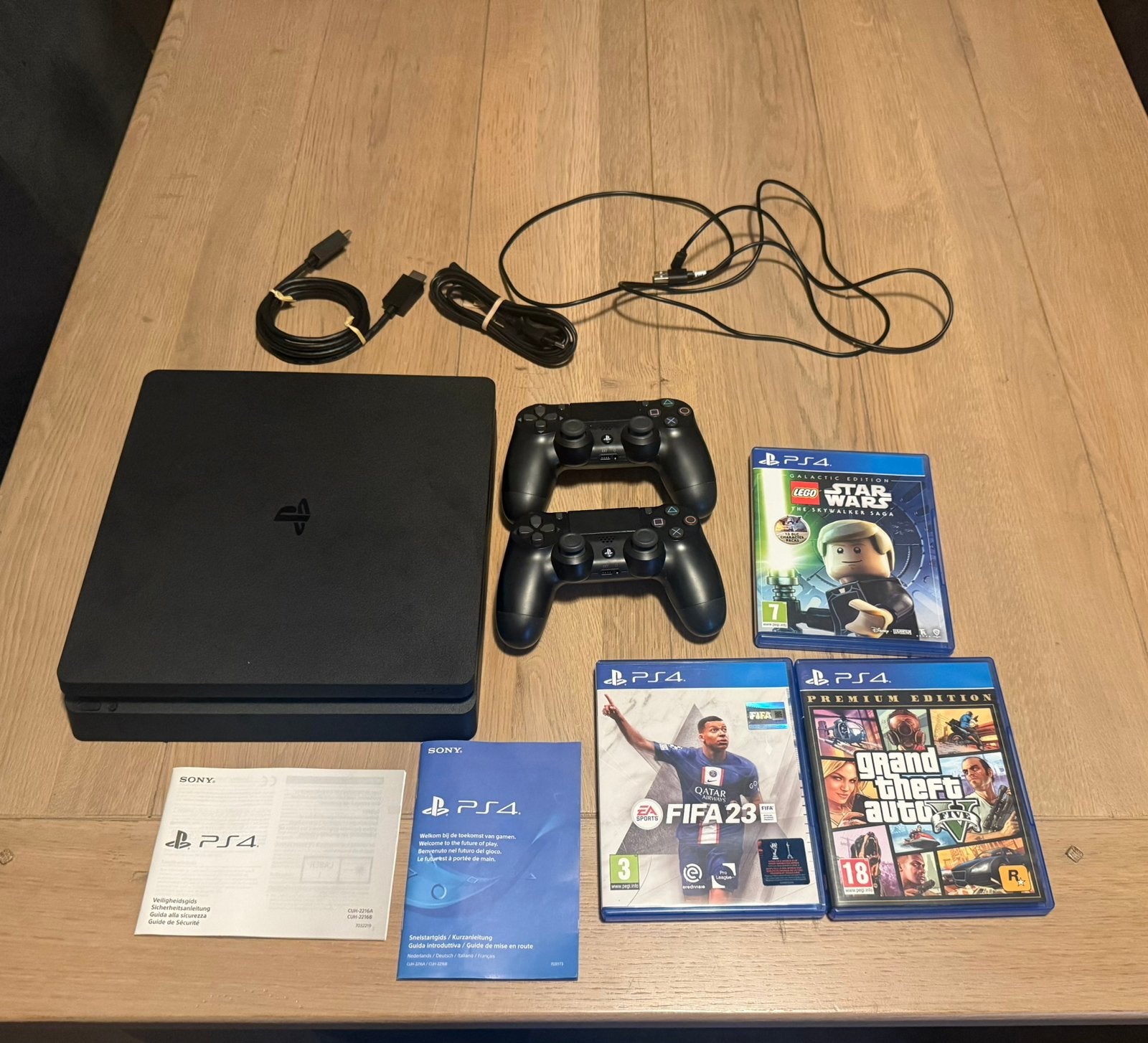 PS4 met 2 controllers, games en nieuwe kabels, Spelcomputers en Games, Met 2 controllers, Ophalen of Verzenden, Zo goed als nieuw