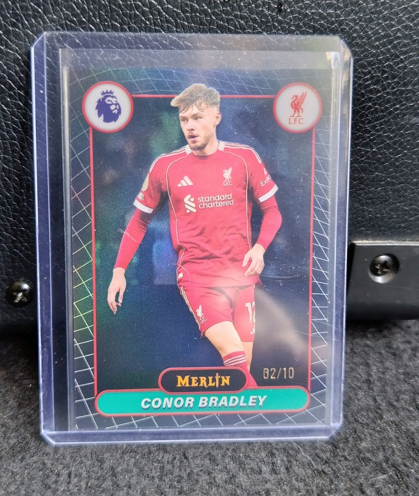 Conor Bradley Topps Merlin Black Refractor /10 Liverpool, Ophalen of Verzenden, Zo goed als nieuw, Buitenlandse clubs, Spelerskaart