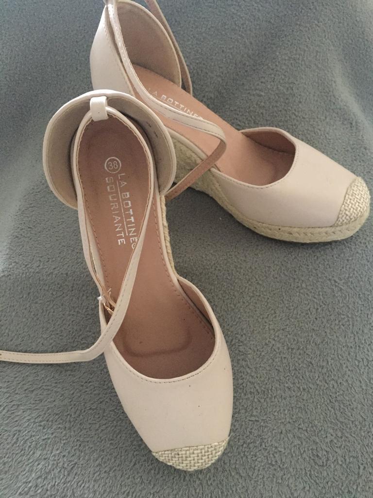 Espadrilles, Beige, Ophalen of Verzenden, Zo goed als nieuw, Schoenen met hoge hakken