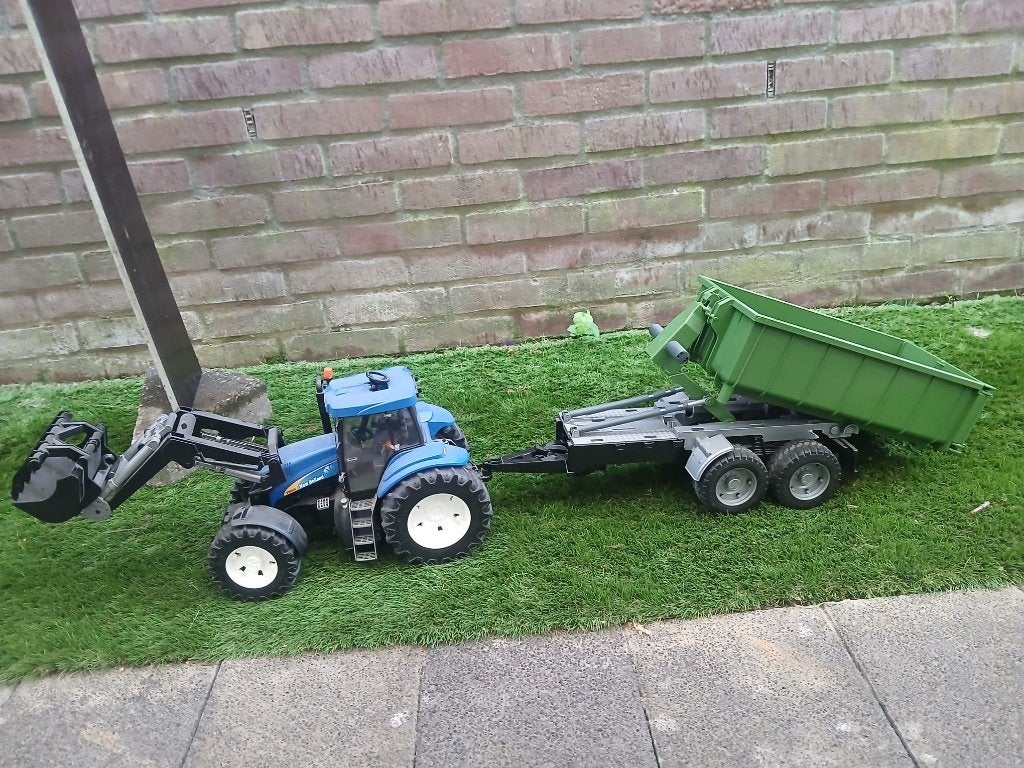 Bruder, New Holland tractor met container aanhanger., Ophalen of Verzenden, Gebruikt