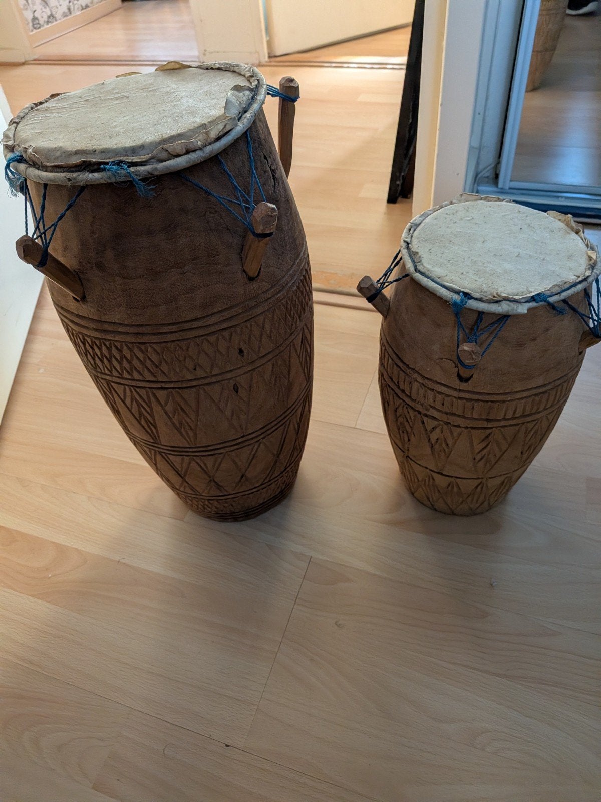 Set van 2 handgesneden Afrikaanse trommels, Verzenden