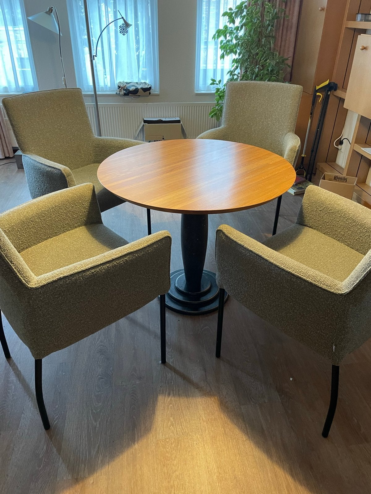 Eethoek: Ronde tafel (eiken/graniet) met 4 Just fauteuils, Huis en Inrichting, Tafels | Eettafels, Ophalen, Zo goed als nieuw