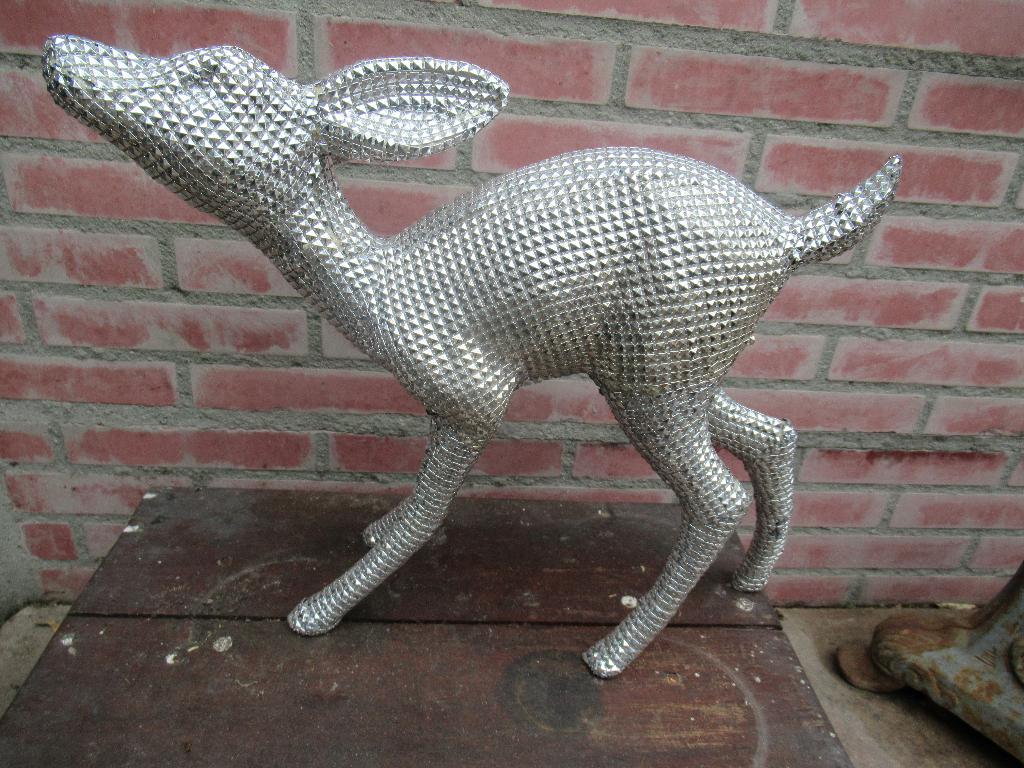 BAMBI zilverkleur elegant breed 40 cm hoog 38 cm € 10, Verzamelen, Ophalen of Verzenden, Bambi of Dumbo, Zo goed als nieuw, Beeldje of Figuurtje