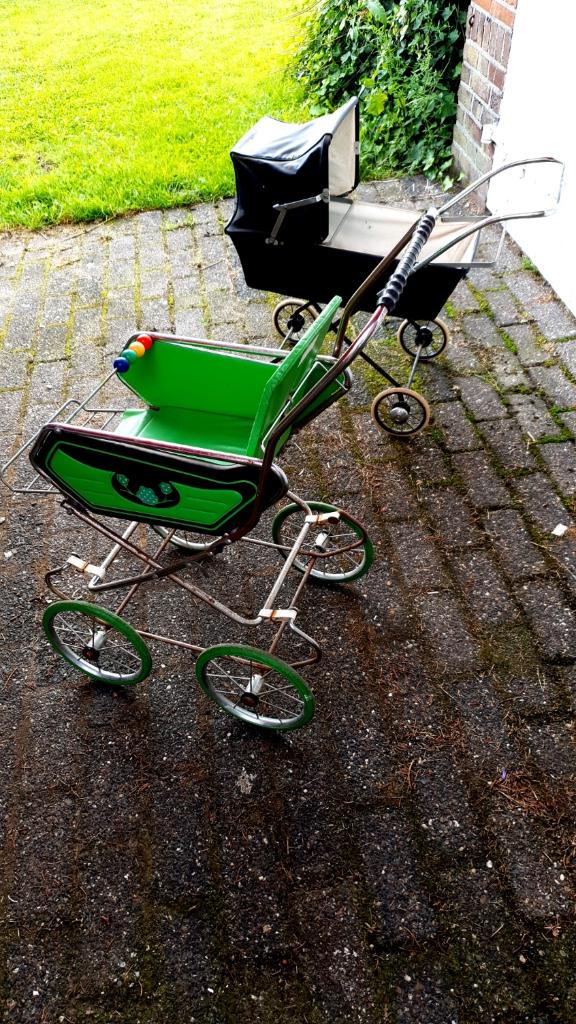 Twee Poppenwagens uit de jaren 1950 1960 De Vraagprijs is 25, Antiek en Kunst, Antiek | Speelgoed, Ophalen