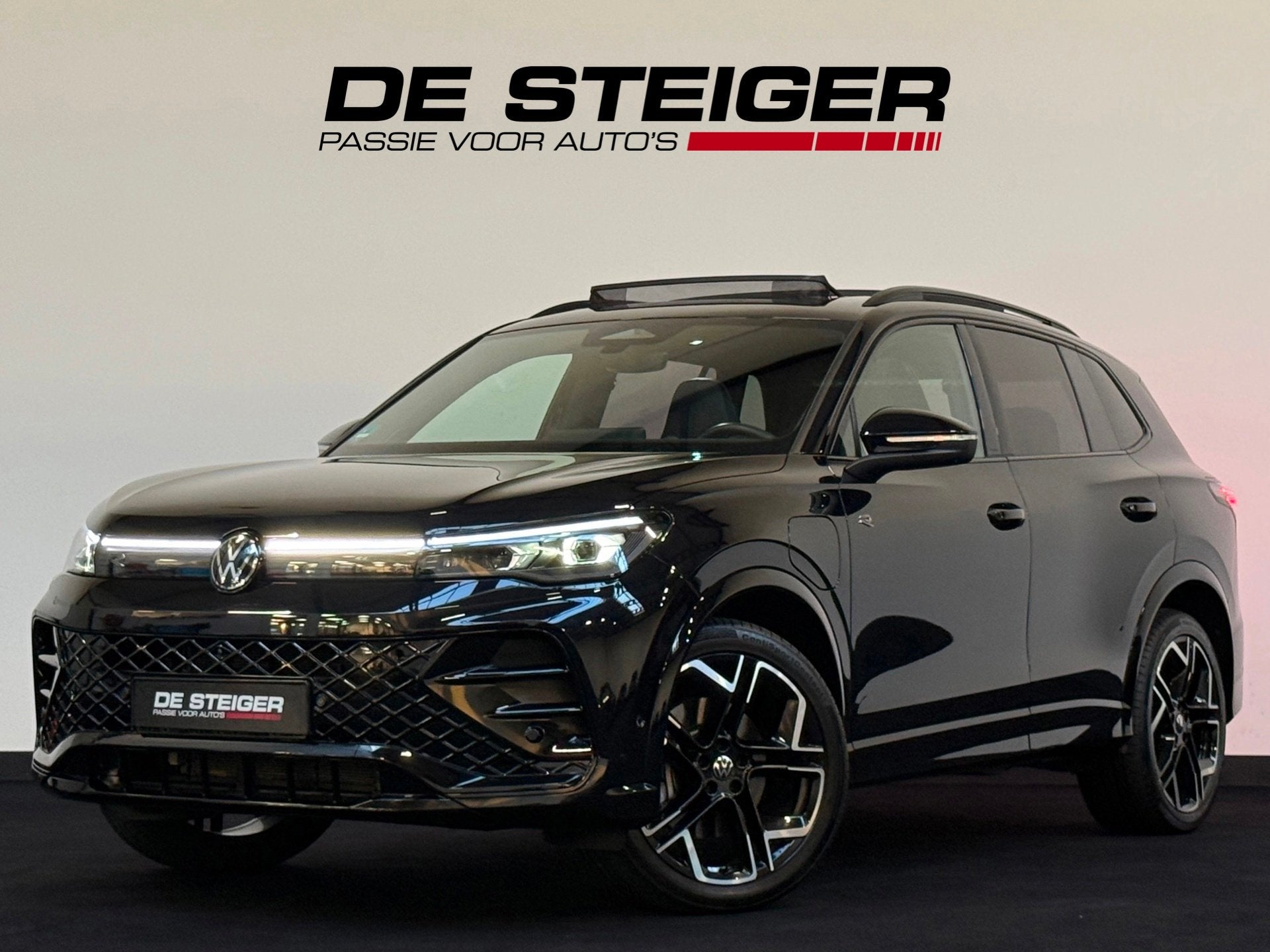 Volkswagen Tiguan 1.5 eHybrid R-Line Black Style 272 PK Pano, Auto's, Dealer onderhouden, Zwart, Leder en Stof, Zwart