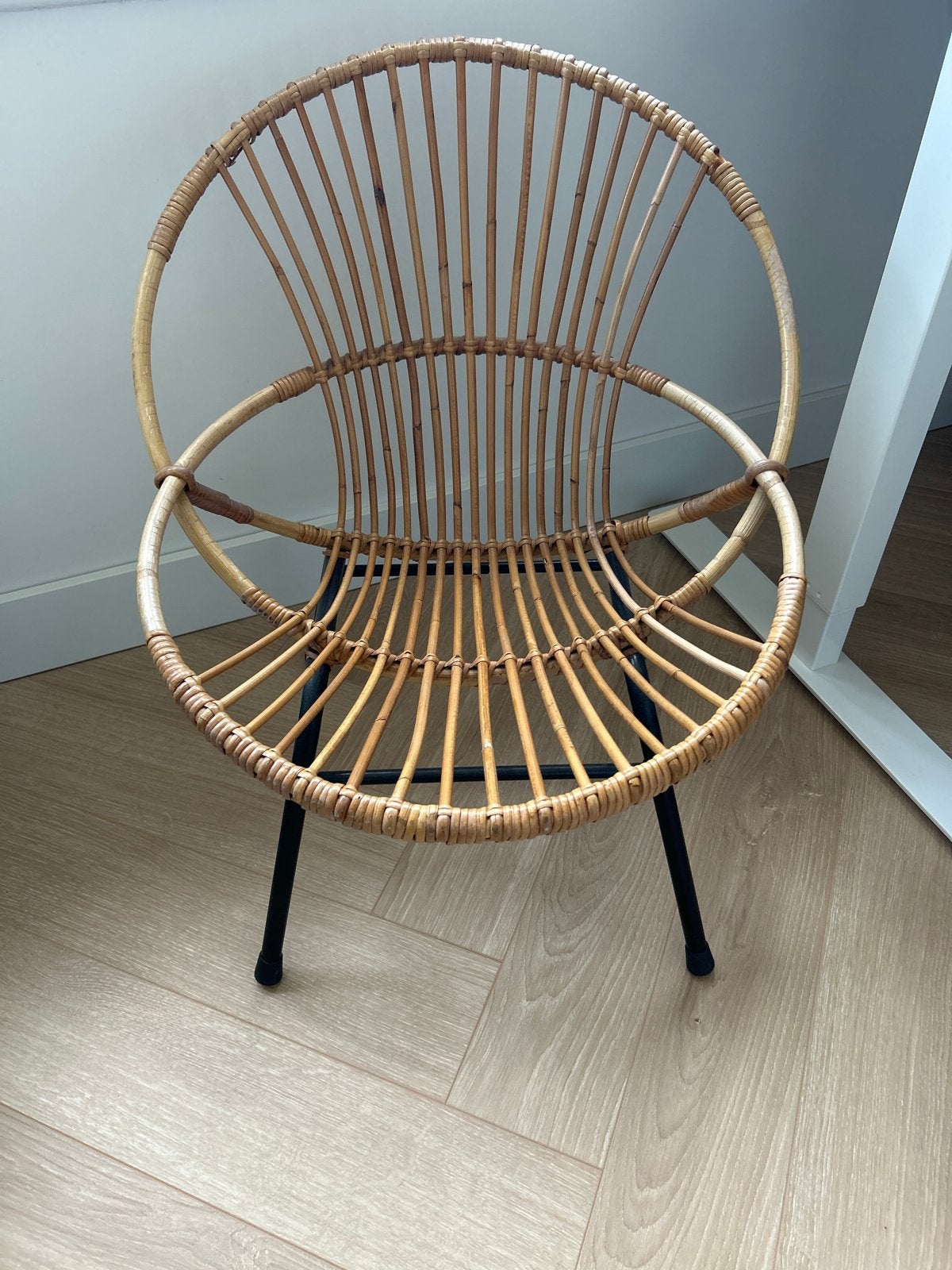 Rotan stoel met metalen onderstel (rohe?), Huis en Inrichting, Ophalen, Gebruikt, Overige kleuren, Riet of Rotan
