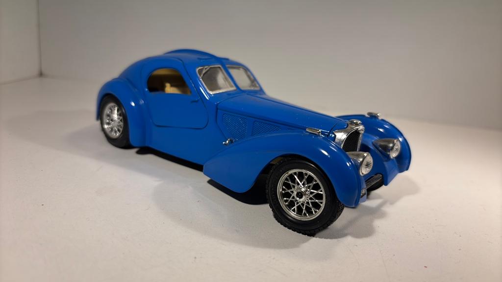 Bugatti atlantic 1936 Bburago 1.24