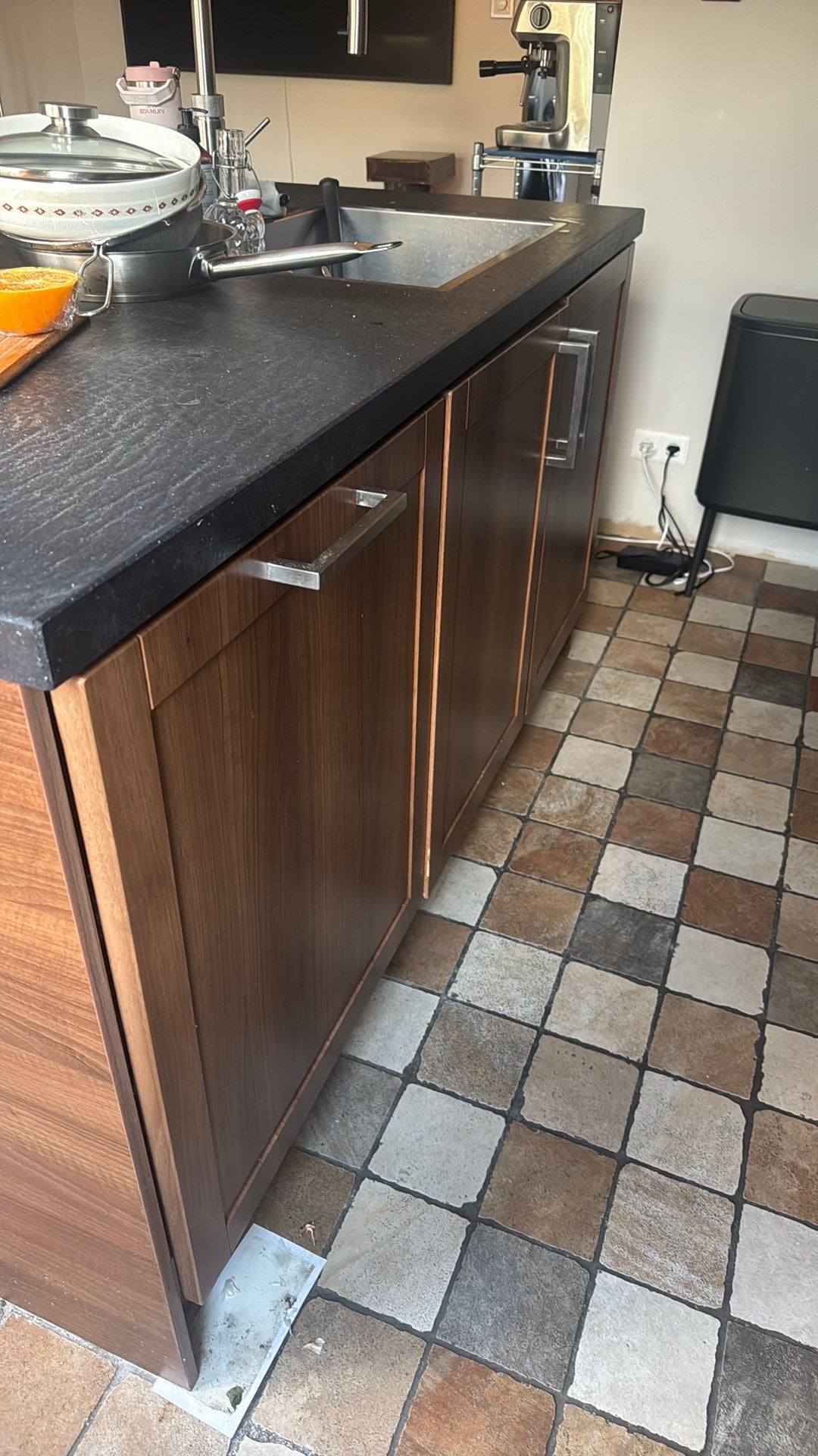 Foto 7 van Moderne keuken met kookeiland en inbouwapparatuur