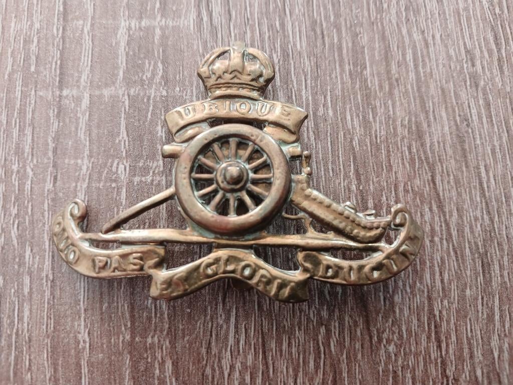 Royal Artillery cap badge, Ophalen of Verzenden, Landmacht, Engeland, Embleem of Badge