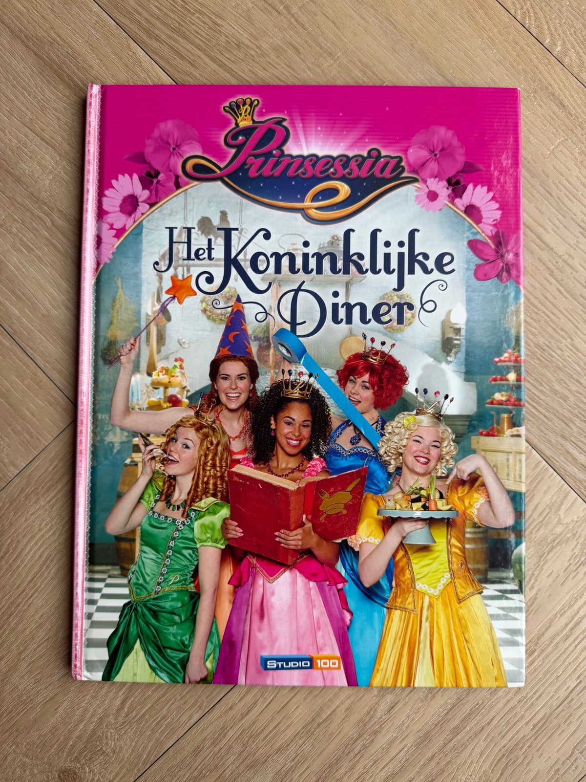 Boek van Prinsessia “het koninklijke diner”, studio 100, Boeken, Ophalen of Verzenden, Gelezen