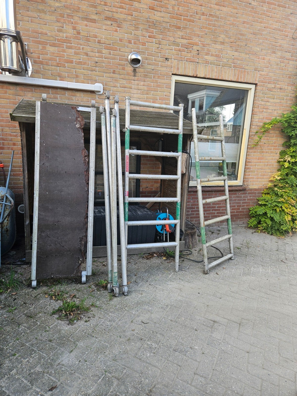 Steiger ca. 2 meter hoog met 4 liggers