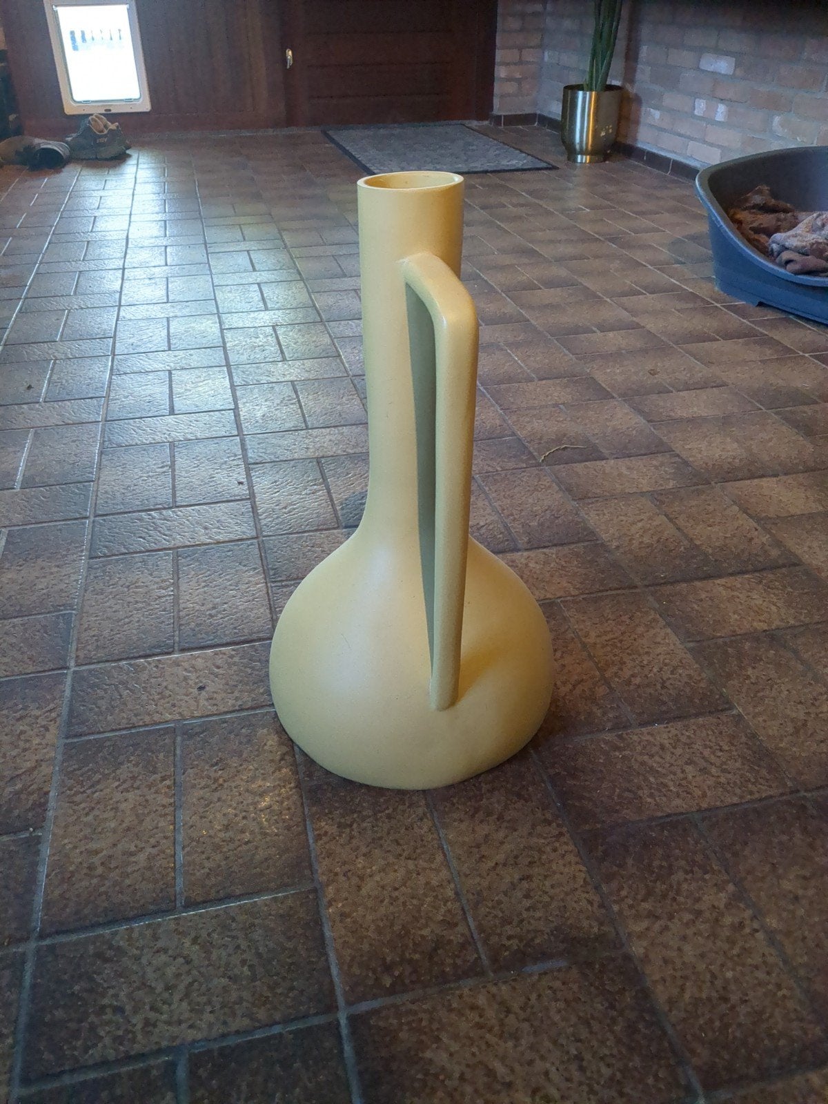 Okergele vaas 46 cm hoog met handvat, Ophalen
