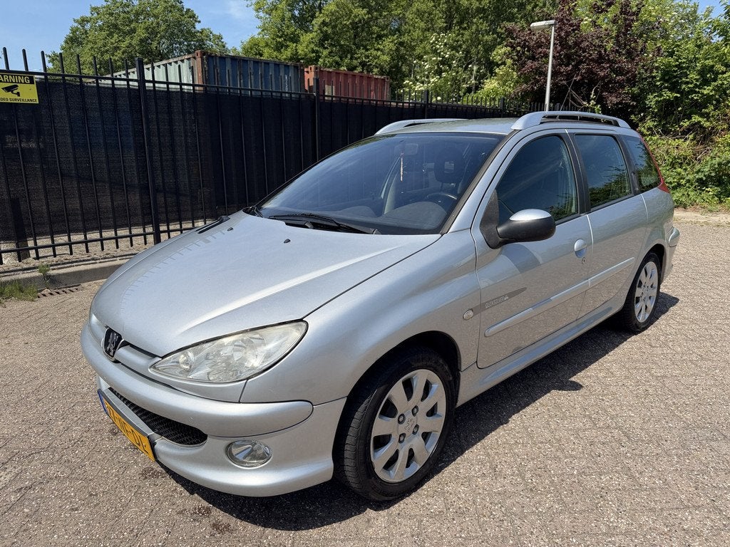 Peugeot 206 SW 1.6-16V Quiksilver Climatronic/StrBkr/Trekh, Auto's, Peugeot, Voorwielaandrijving, Zwart, 4 cilinders, Origineel Nederlands