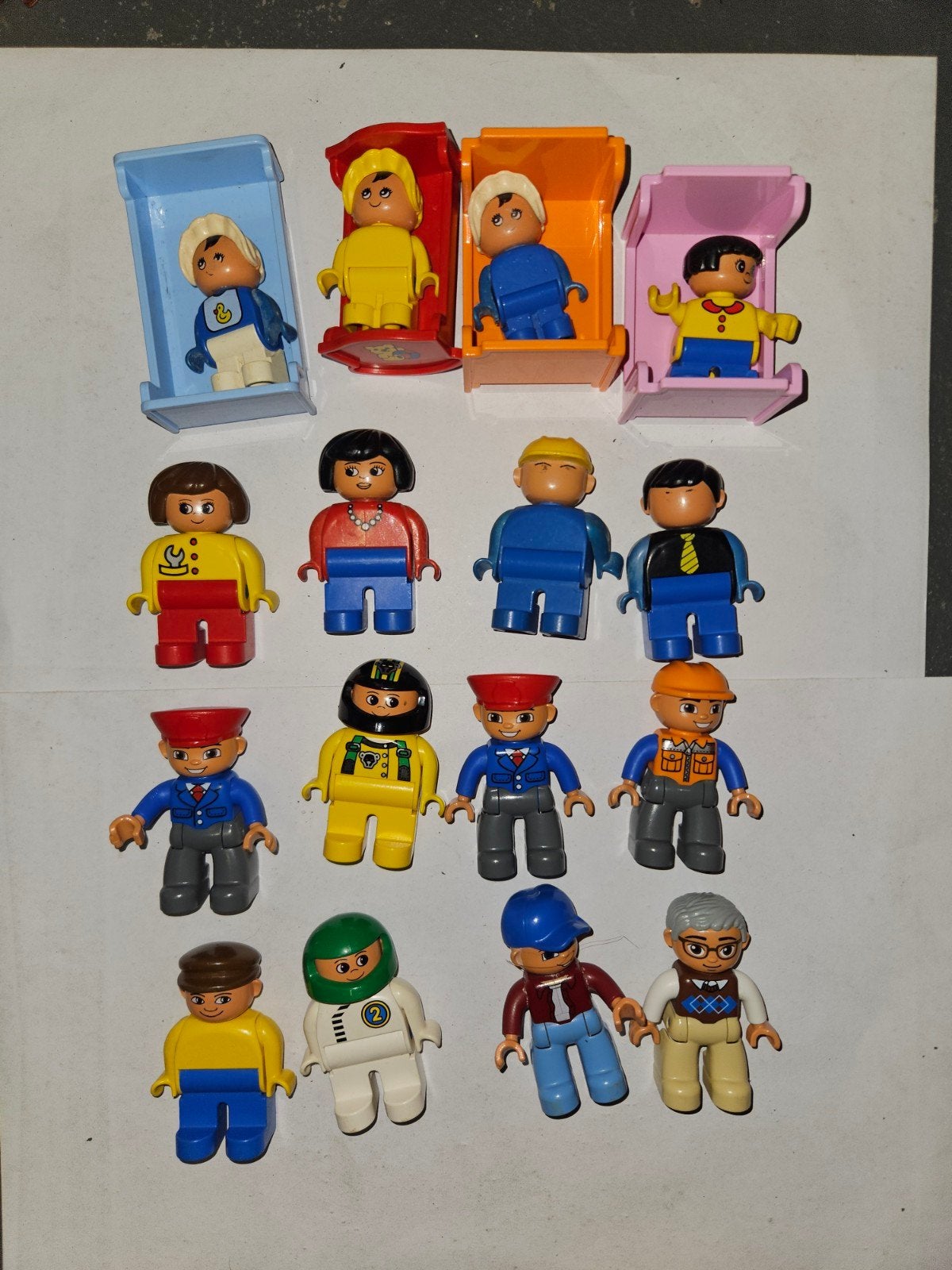 Duplo 16 poppetjes met 4 baby's en bedjes, Kinderen en Baby's, Speelgoed | Duplo en Lego, Ophalen of Verzenden, Duplo