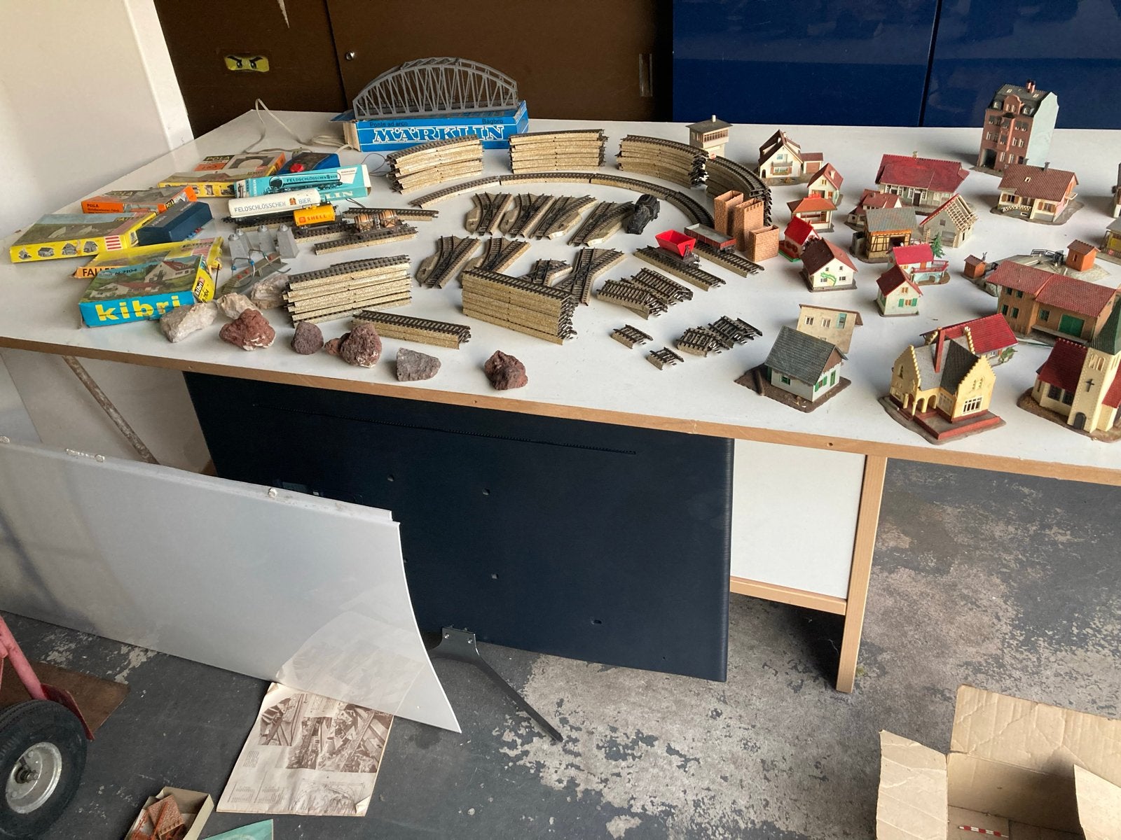 Grote verzameling modelspoorbaan met locomotief en huizen, Hobby en Vrije tijd, Gebruikt, Locomotief, Gelijkstroom of Wisselstroom